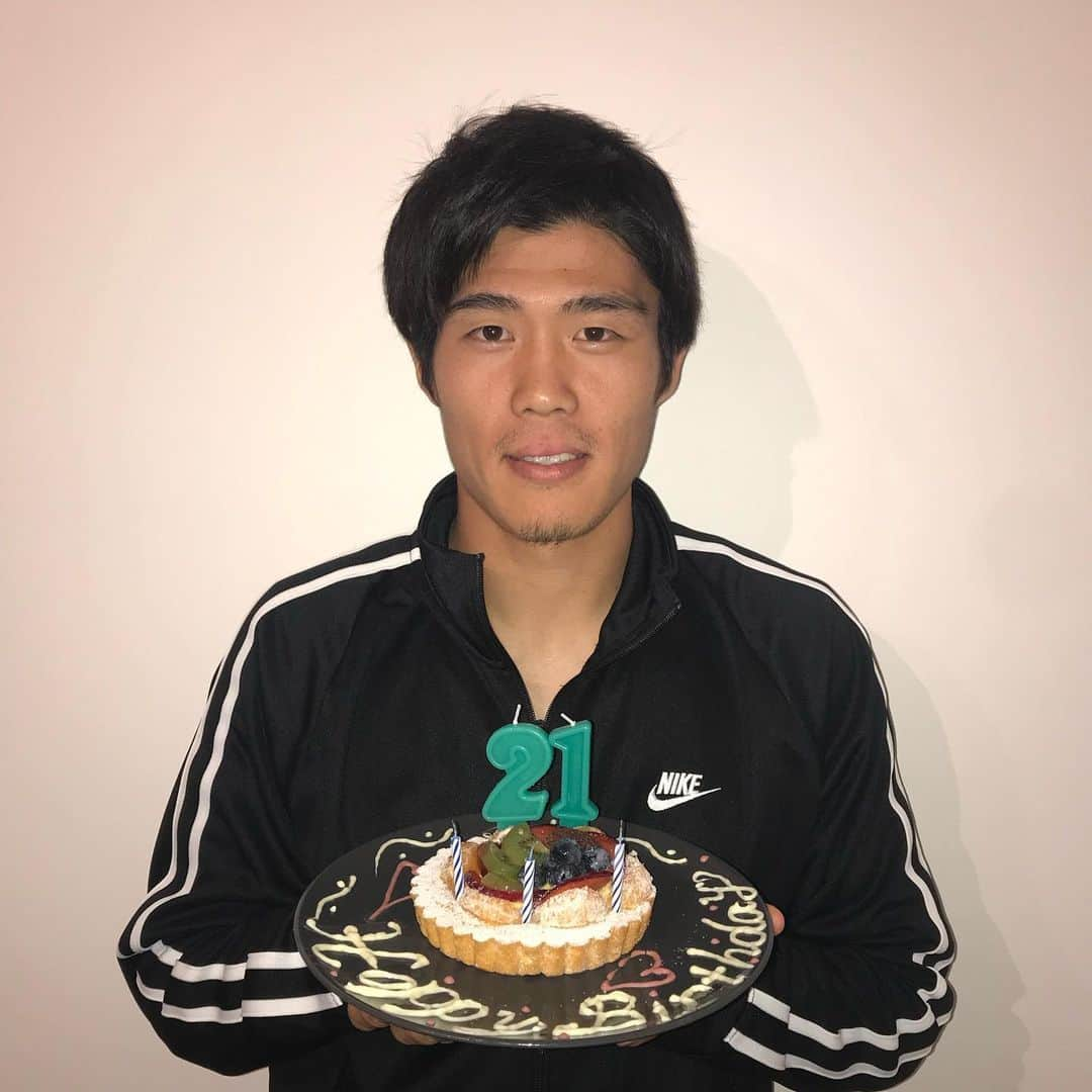 冨安健洋さんのインスタグラム写真 - (冨安健洋Instagram)「２１歳になりました！ 僕自身、怪我をしているタイミングで誕生日を迎えるとは思っていませんでしたが、無事誕生日を迎えることができ嬉しく思っています。 ２１歳の年も前を向いてポジティブに上を目指して頑張ります！  21 years old!! I’ll make the great year!! 21 anni!! Faccio la grande anno!! #21#感謝#thanks#grazie」11月6日 4時27分 - tomiyasu.t