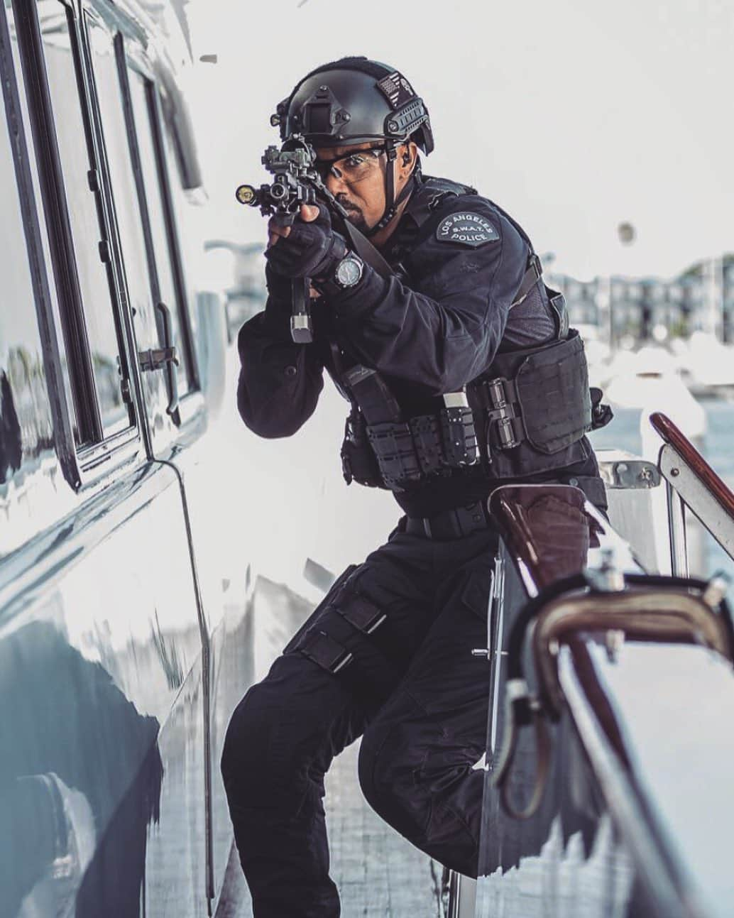 シェマー・ムーアさんのインスタグラム写真 - (シェマー・ムーアInstagram)「You fools better jump n get to swimming or it’s a wrap!!! 🔥💣💥 #SWAT tomorrow night 10/9c on CBS」11月6日 4時48分 - shemarfmoore