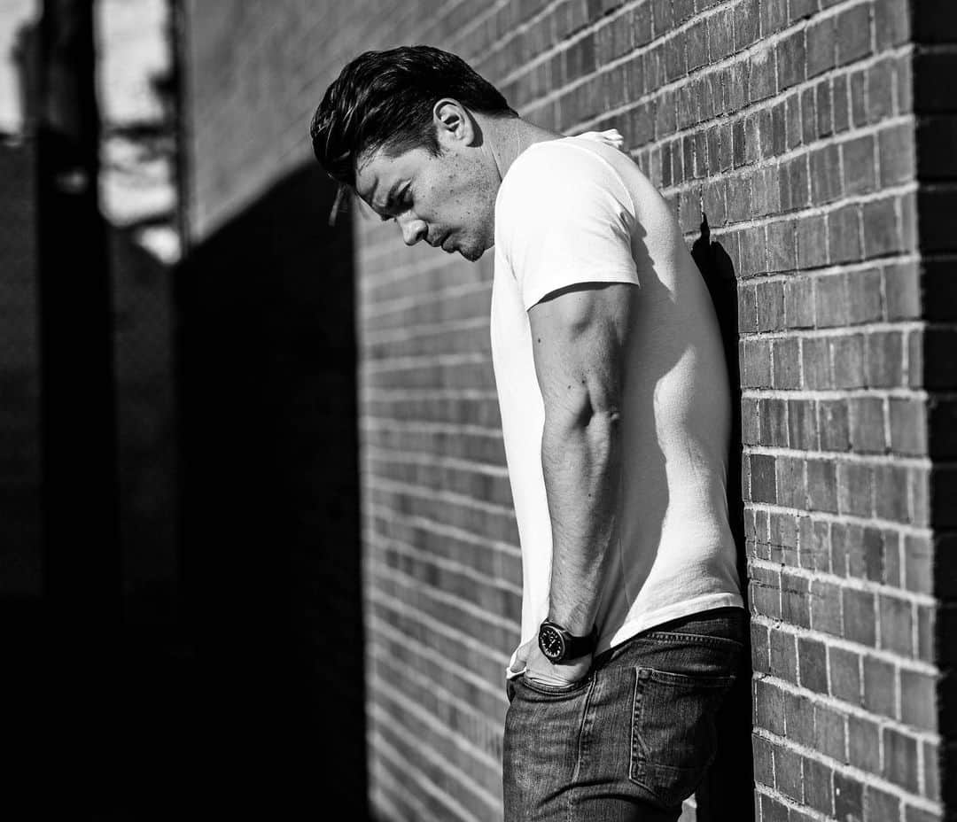 ジョッシュ・ヘンダーソンのインスタグラム：「Just casually pondering this music journey against a brick wall somewhere in Dallas 😋 📸 @captnquinn」