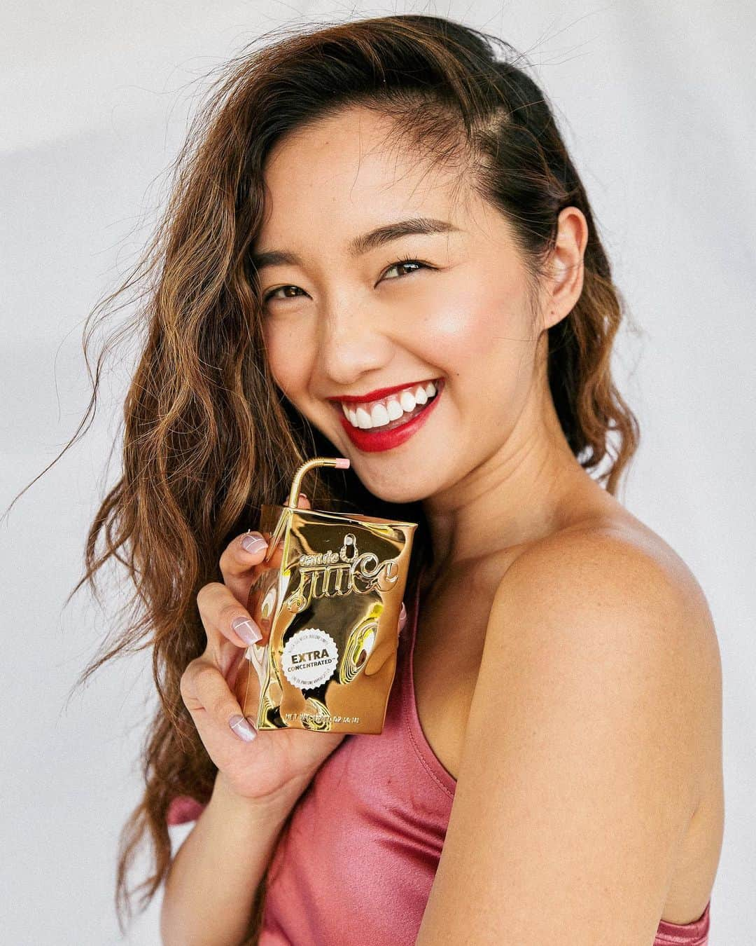 Jenn Imさんのインスタグラム写真 - (Jenn ImInstagram)「The juice is worth the squeeze! Been loving the @Cosmopolitan 100% EXTRA Concentrated perfume and all its apple-scented deliciousness. It's the perfect gift for the holidays. Head to @UltaBeauty to check out #EauDeJuice's yummy fragrances! #YourNewMainSqueeze #ad」11月6日 4時58分 - imjennim