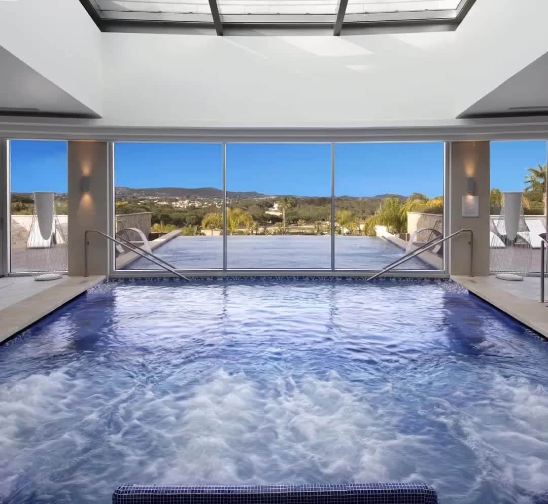 Conrad Hotelsのインスタグラム：「Step into your moment of relaxation in the hydrotherapy bath at @conradalgarve. #StayInspired」