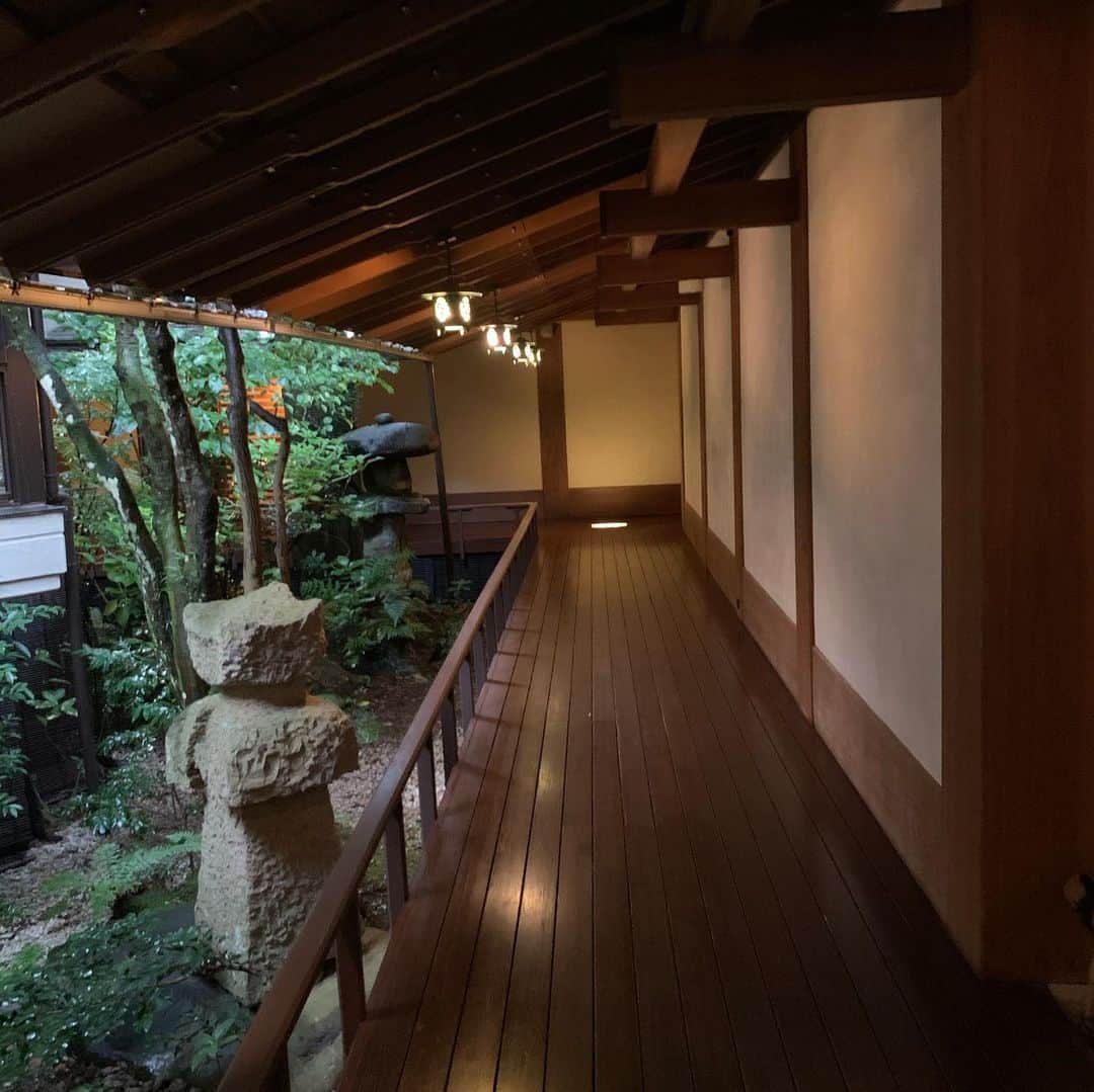 大桃美代子さんのインスタグラム写真 - (大桃美代子Instagram)「伊豆のお宿、  東府や　Resort & Spa-Izu  創業400年の老舗旅館がリノベーションして、  宿泊者以外にもカフェを開放。  3.6万坪の敷地に、贅沢な環境。  台風に負けず営業中。  日本の温泉の良さを再認識した  温泉リゾートでした。  詳しくは、11／6日のブログで。  プロフィールから飛んでくださいね  YouTubeは  東府や　resort & SPA-izu https://youtu.be/Rv_bH31KvLI です。^_^ #東府や #修禅寺駅 #東府やベーカリー #温泉#温泉リゾート#cafe#伊豆カフェ #吉奈温泉 #東府やresortandspa #静岡#鉄旅 #鉄子#一歩先を歩く#タビジョ#大桃美代子#中伊豆ワイナリー20周年コンテスト#sagojyoinsta#sagojar」11月6日 5時16分 - miyoko_omomo