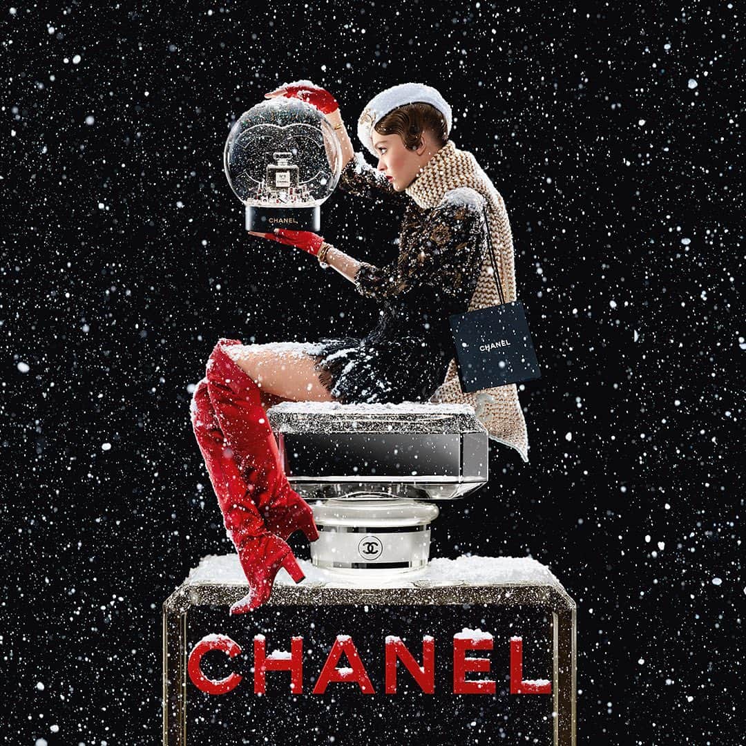 リリー・ローズのインスタグラム：「No. 5 L’eau holidays by @jeanpaulgoudeofficial ❣️ @chanel.beauty」