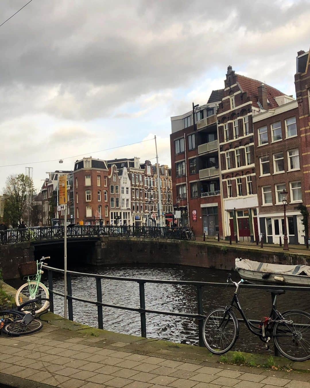 エリカ・ファサナさんのインスタグラム写真 - (エリカ・ファサナInstagram)「• Il mondo è un libro e chi non viaggia ne conosce solo una pagina •❣️🌍 #Amsterdam」11月6日 5時13分 - erika_fasana