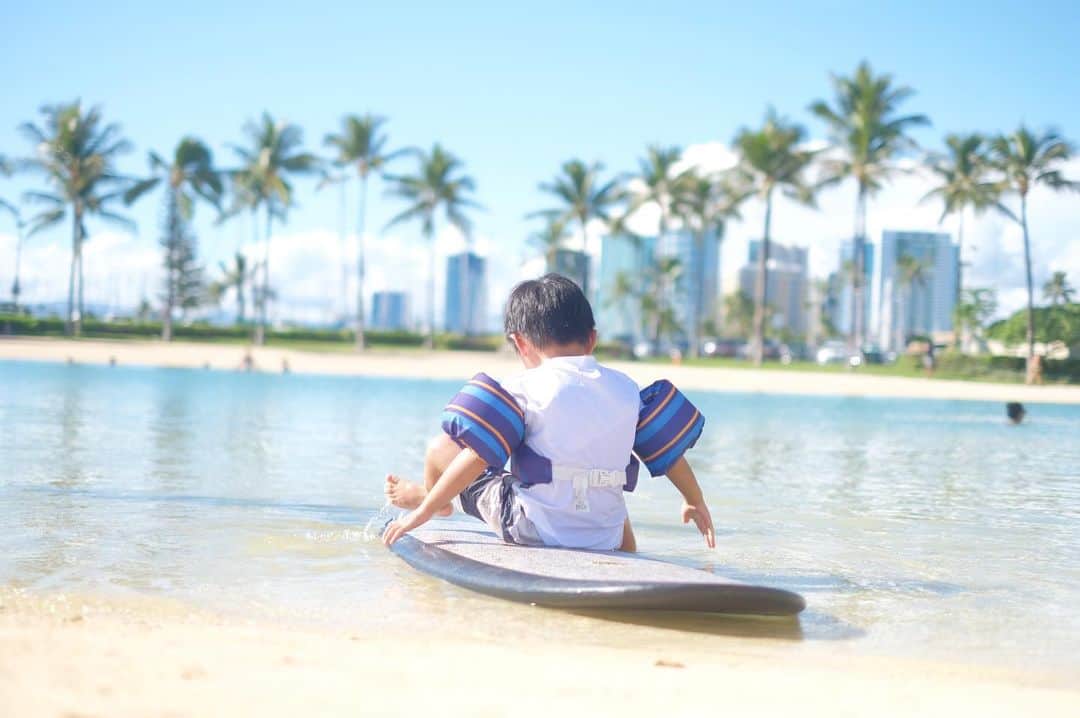 奥田順子さんのインスタグラム写真 - (奥田順子Instagram)「サーフボード🏄‍♂️とりあえず慣れる練習から ・ #サーフボード#子連れハワイ#3歳5ヶ月#junko_travel#3歳#하와이#夏威夷」11月6日 5時23分 - okuda_junko