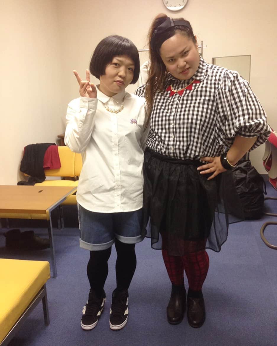 おかずクラブのインスタグラム：「2015/4/24 スタイリストです！ カメラロールに入ってた おかずクラブさんはじめましての日！ この日の事はわりとハッキリ覚えてて、初めて衣裳をさせてもらう時、普通だったらサイズとか不安もあるので、色々試着したりしながら決めたりするんだけど、おかずクラブさんは忙しくて、前の仕事から飛び込みでやってきて、わぁぁぁぁって決まった感じでした！ 私の衣裳にも迷いが感じられますね。。。 オカリナさんにパールのネックレスとかしちゃって！ 今となってはゆいPさんに 「オカリナをどうしたいんですか！？」 って言われるくらい、不思議な服とか着せてるよ。 ただ、衣裳とかの思い出とかどーでもよくて！！！！ めちゃくちゃ痩せてるやん！って話し！ 特にオカリナさん… 4年半って月日は凄いね。。。 尊いね。。。 って事で、現在のおかずクラブを確認しに、単独ライブみんなで行きましょうね！(無理やり告知www) ただ、みんなにこの写真見せたかったのだよ！！ Styled by @ayumiii_2019  #おかずクラブ #okazugram  #はじめましての日 #ただ2人は私を知ってた #当時から全身真っ黒スタイリスト #黒いつば広ハットをいつもかぶってたスタイリスト #無限大で何度か私を見かけたらしく #おかずクラブさんは #私の事を #魔女って呼んでたらしい #懐かしのホクロ」