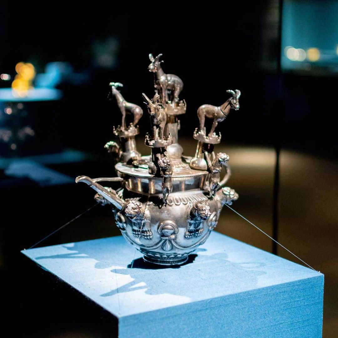 フィガロジャポンさんのインスタグラム写真 - (フィガロジャポンInstagram)「本日から東京国立博物館 東洋館にて開催される『人、神、自然―ザ・アール・サーニ・コレクションの名品が語る古代世界―』（2020年2月9日まで）。カタールの王族が蒐集する貴重なコレクションから、古代の美術工芸品を選りすぐって展示しています。黄金の首飾りや精巧なカメオ、影まで美しいうつわ、動物を模ったユーモラスなオブジェなど、歴史好き・ファンタジー好きにはたまらない作品が117件。東洋館の常設展示や、平成館の『正倉院の世界』展と併せて観れば、1000年以上前につくられた美しいものを体感する濃厚な1日を過ごせます。（編集NS） #TheAlThaniCollection #トーハク #figarojapon」11月6日 14時45分 - madamefigarojapon