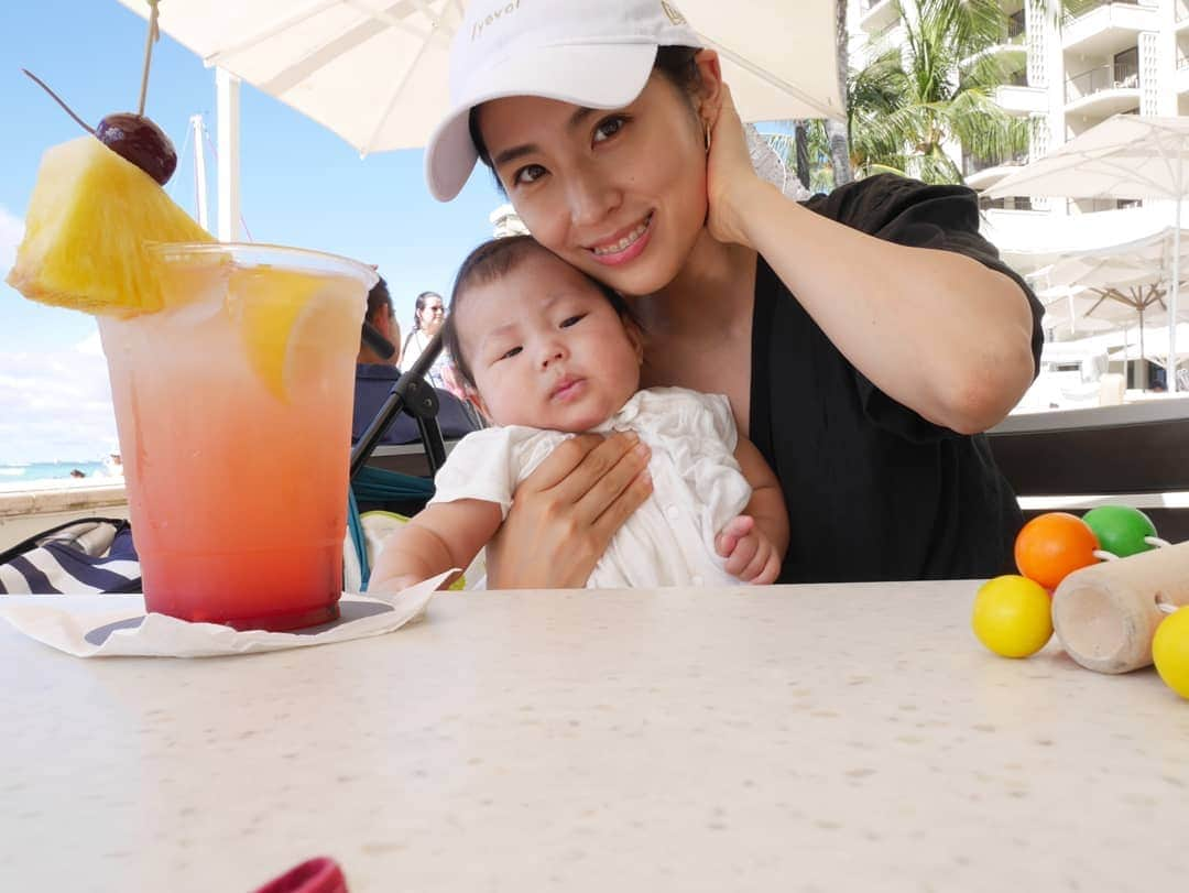 本仮屋リイナさんのインスタグラム写真 - (本仮屋リイナInstagram)「息子と夫の砂浜あそびの間のながーーーい待機時間は、娘とふたりでbeach barでお茶してましたよ🍹  #波にやられた～と帰ってくるふたり👦👨 #子連れハワイ」11月6日 14時55分 - riina_motokariya