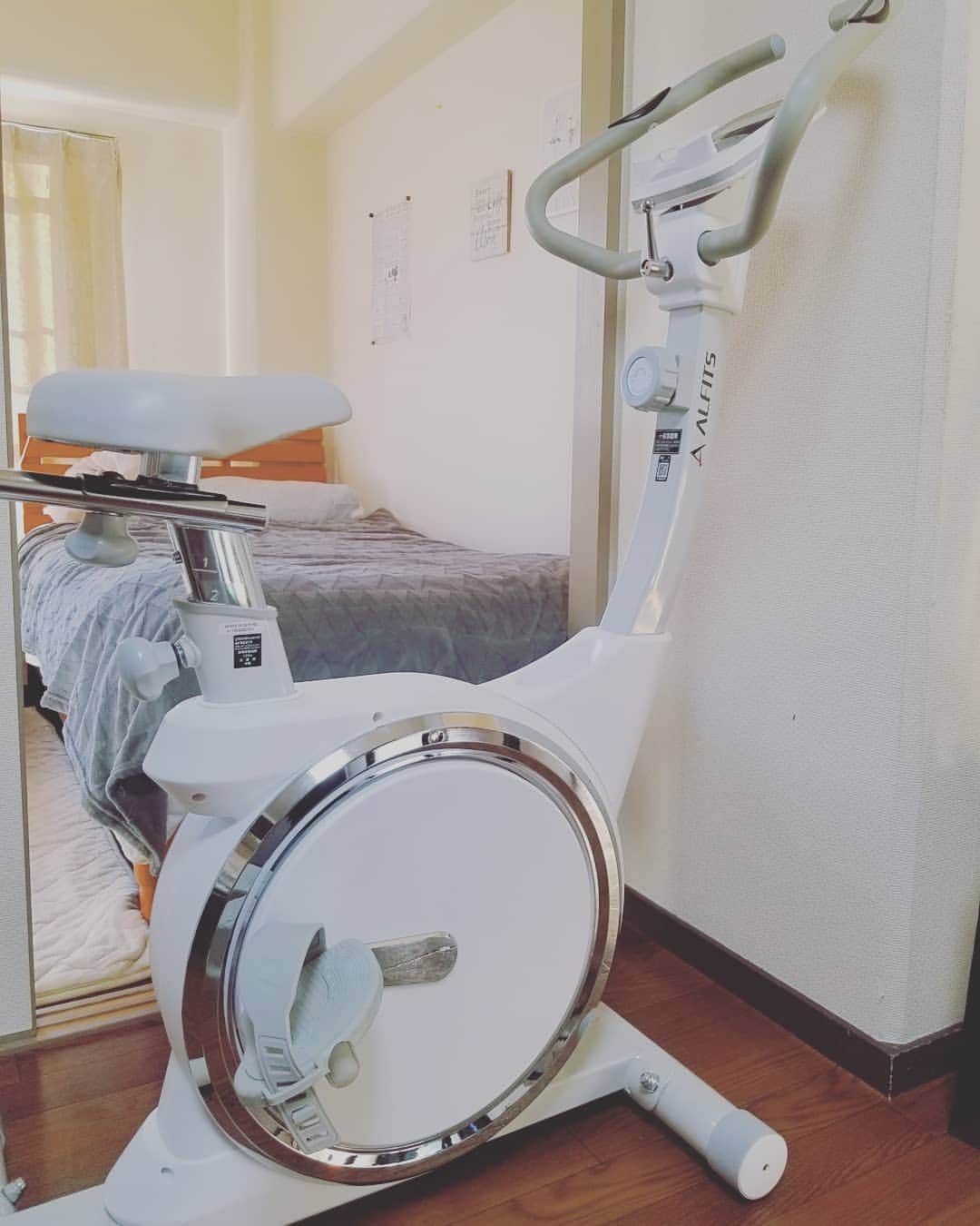 永吉令奈のインスタグラム：「ベッドの前にエアロバイク置きましたw  デザインと回転の大きさにこだわってこれにしました✨ 静かなんで夜中にでもこげます🎶  これで前より絞れるかな～☺️ 暇さえあればこいで頑張りまーす♪  #エアロバイク #アルインコ #おしゃれエアロバイク #カーディオ」