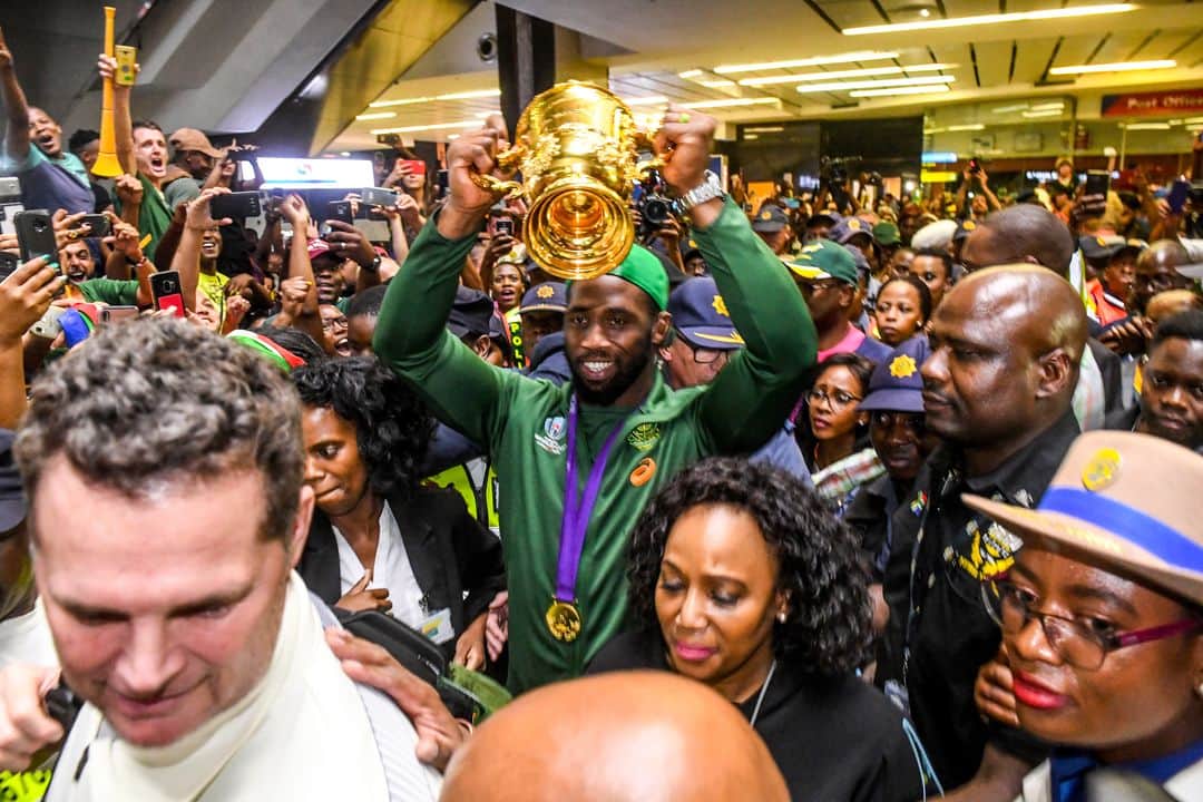 ラグビー南アフリカ代表さんのインスタグラム写真 - (ラグビー南アフリカ代表Instagram)「Absolutely incredible reception in Johannesburg for the team's return home last night - it's going to be fun week 🏆 #ChampionsTogether」11月6日 15時28分 - bokrugby