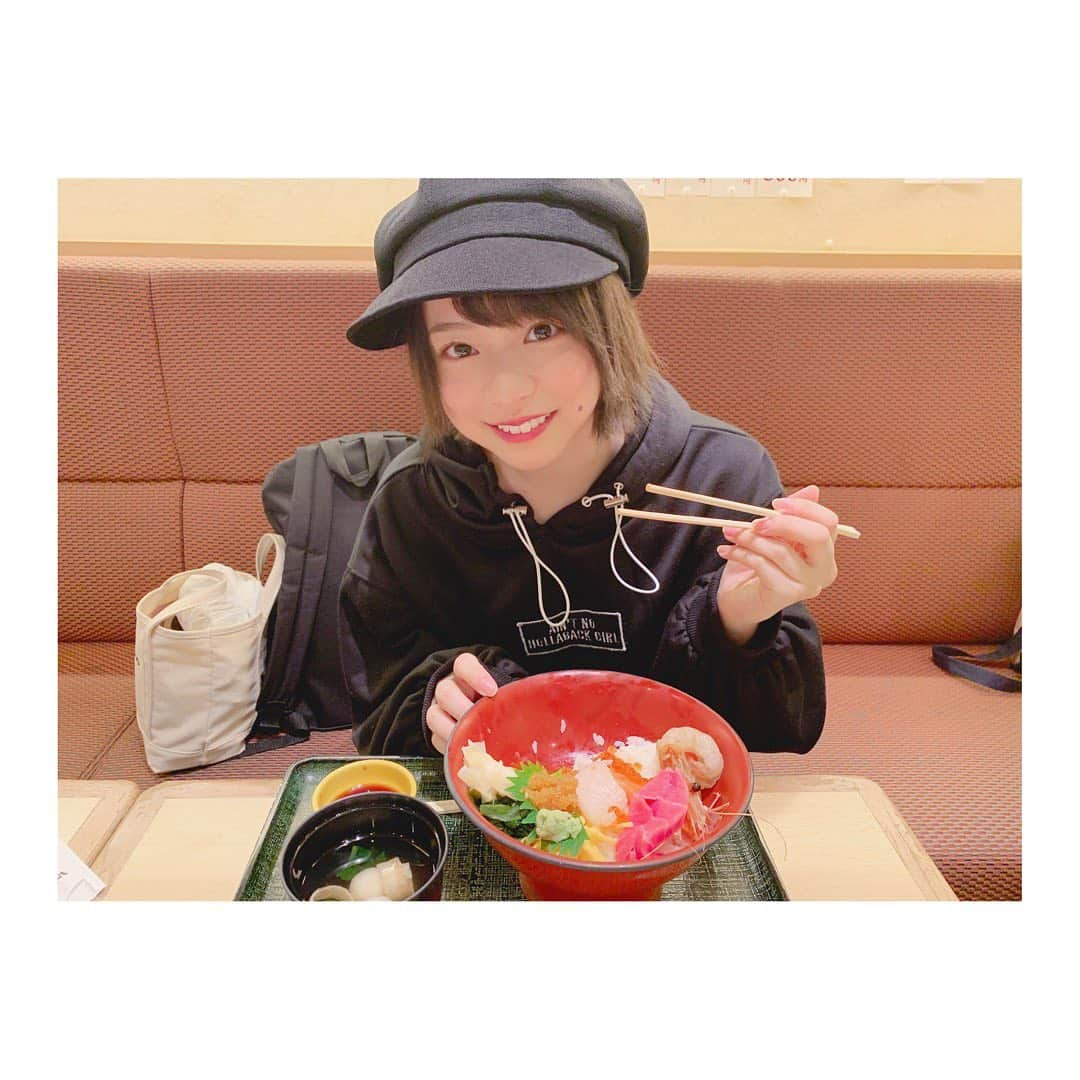 倉野尾成美さんのインスタグラム写真 - (倉野尾成美Instagram)「北海道の海鮮丼🥺✨ 美味しかったなぁー。。。 とくにホタテ！！好きになった😘 #海鮮丼 #札幌空港」11月6日 15時30分 - noochan_1108