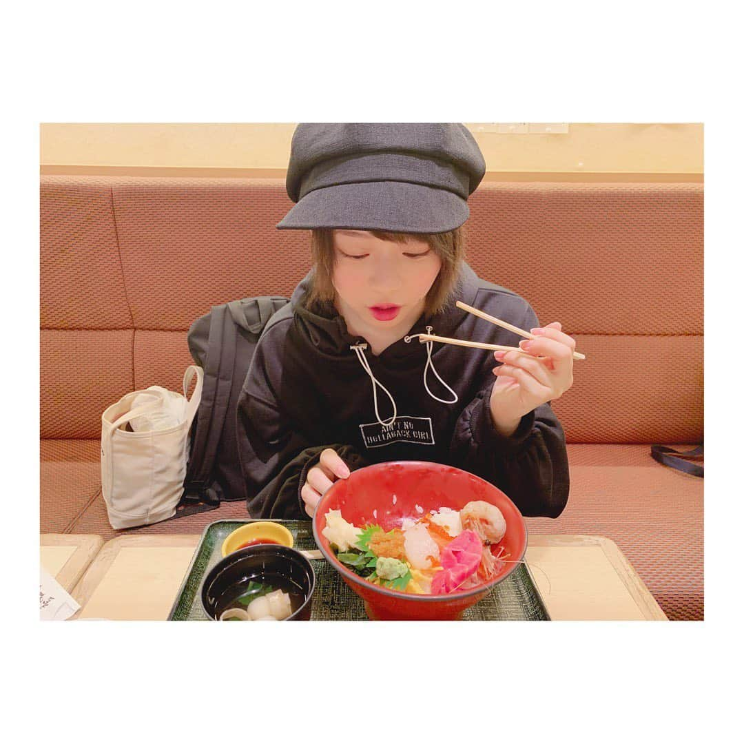 倉野尾成美さんのインスタグラム写真 - (倉野尾成美Instagram)「北海道の海鮮丼🥺✨ 美味しかったなぁー。。。 とくにホタテ！！好きになった😘 #海鮮丼 #札幌空港」11月6日 15時30分 - noochan_1108