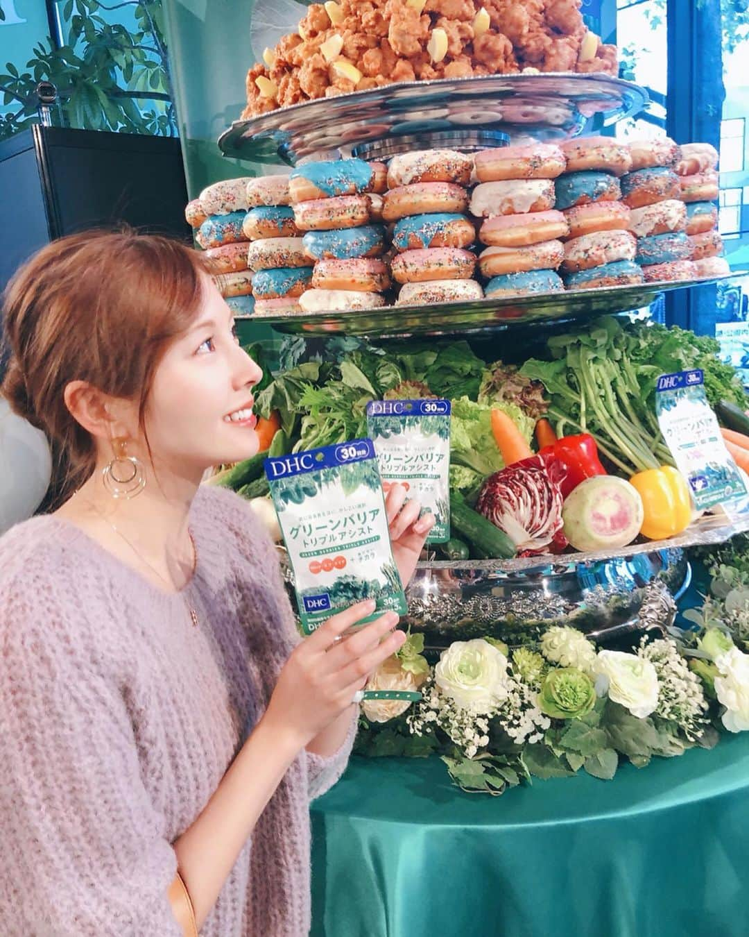 菊原梨華さんのインスタグラム写真 - (菊原梨華Instagram)「・ ・ DHCからのご招待で グリーンバリア トリプルアシストの 新商品イベントへ💚 ・ 1日3粒で野菜が取れて余分なものを  OUTするとゆう健康補助食品✨ ・ 会場にはたっっっくさんの 美味しそうな食べ物が😍 アメリカに来たかのような 大きなハンバーグにドーナツ唐揚げ、、🥰🥰🥰 ・ これから忘年会シーズンだし 食べたいもの気にせず食べたいですねっ💚 ・ グリーンバリア持ち歩こっと💚💚 ・ #グリーンバリアトリプルアシスト #チャラにしちゃえよ#DHC_PR#健康#健康補助食品#サプリメント#野菜#ご飯#新商品#event#enjoy#love#写真#食べた#美味しかった#me#followme#follow#ハンバーガー#忘年会#シーズン」11月6日 15時46分 - happyluckyhappy