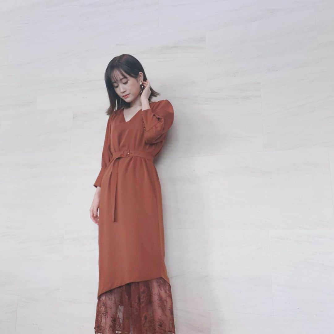 高橋里帆さんのインスタグラム写真 - (高橋里帆Instagram)「先日の東京国際映画祭でのトークショーイベントの　@atsuko_maeda_official  さんのヘアーメイクをさせて頂きました✨  洋服に合わせてオレンジブラウンのアイカラーで、仕上げてみました💄  ヘアーは艶感をポイントに少し外ハネスタイル✨  #前田敦子　さん#高橋里帆メイク #国際映画祭#メイク#コスメ#ヘアーメイク#beauty」11月6日 15時50分 - takahashi.riho
