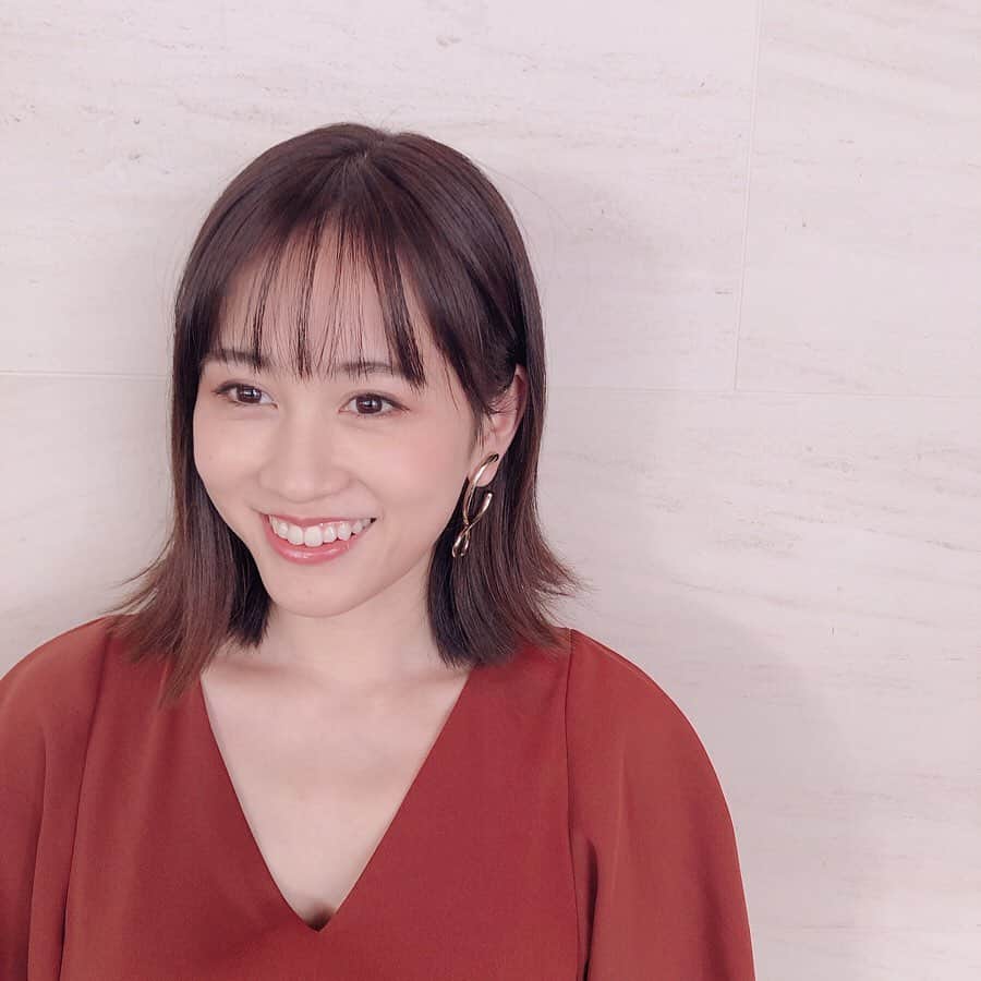 高橋里帆さんのインスタグラム写真 - (高橋里帆Instagram)「先日の東京国際映画祭でのトークショーイベントの　@atsuko_maeda_official  さんのヘアーメイクをさせて頂きました✨  洋服に合わせてオレンジブラウンのアイカラーで、仕上げてみました💄  ヘアーは艶感をポイントに少し外ハネスタイル✨  #前田敦子　さん#高橋里帆メイク #国際映画祭#メイク#コスメ#ヘアーメイク#beauty」11月6日 15時50分 - takahashi.riho
