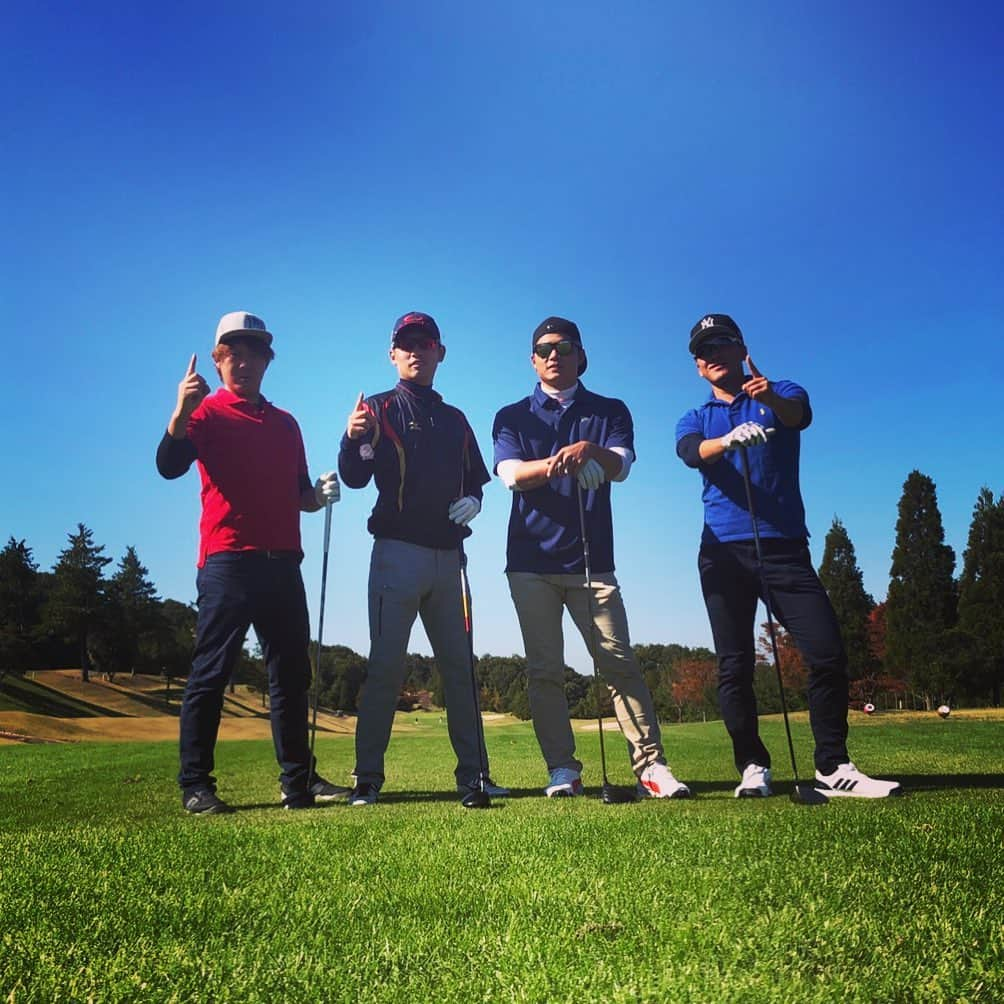 吉田凌のインスタグラム：「久しぶりのゴルフ⛳️ 朝早くからやってきました！天気も良くてゴルフ日和でした(^^) スコアは90台に行かなくて残念な結果でした😂 いいリフレッシュになったのでまた明日からの第2クールも頑張ります！ #3回目の正直で#荒西さんに#勝とうと思ったけど#やっぱり勝てなかった#3戦3敗#こんなに勝てないの#荒西さんだけ#左さんはみんなが悪い時に#スーパーショット出す#でも刻む#富山は#めっちゃ飛ばす#飛距離は1番#とりあえず#最高に楽しかった！」