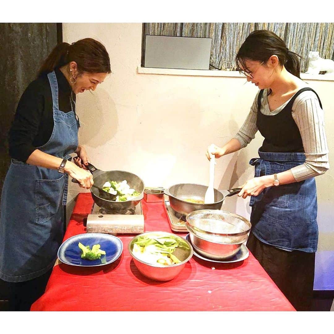 押切もえさんのインスタグラム写真 - (押切もえInstagram)「👩🏻‍🍳🔥 五十嵐美幸さん @igarashimiyuki_miyu のお料理教室へ！ 以前、安田美沙子ちゃんが開催してくれたお料理教室ですっかりファンになってしまった美幸先生から、家庭で美味しく作れる中華料理を伝授していただきました。 「五目あんかけ焼きそば」「ブロッコリーとカリフラワーのオリーブ炒め」「鶏ムネ肉とカブの柚子胡椒炒め」の三品。 インスタでもちょこちょこ載せている、主人も大好きな五目あんかけ焼きそば。 これまでいろんなシェフのレシピを見ながら作り続けていたのですが、やっぱりお店の味とは違うなぁ…と。 だけど、そんな悩みがこの日、解決。 野菜は大きめに切ってオイルコーティングをして、蒸すのは1分ほど…がポイント。火は通っているのに食感シャキシャキ、色もきれいに仕上がります。 さっそく晩ご飯で、旦那さんにも作りました。 参加したみんなが、その夜同じメニューを作っているのが楽しかった（笑） お料理もっともっと上手くなりたいなぁ〜♪ #料理 #料理教室　#cooking #中華　 #五十嵐美幸　 #美虎　#三品とも驚くほどすぐにできて美味しい #五目あんかけ焼きそば #旦那さんも喜んでくれました #今日は他の二品を作ります笑」11月6日 15時55分 - moe_oshikiri
