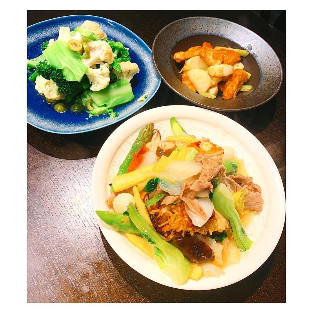 押切もえさんのインスタグラム写真 - (押切もえInstagram)「👩🏻‍🍳🔥 五十嵐美幸さん @igarashimiyuki_miyu のお料理教室へ！ 以前、安田美沙子ちゃんが開催してくれたお料理教室ですっかりファンになってしまった美幸先生から、家庭で美味しく作れる中華料理を伝授していただきました。 「五目あんかけ焼きそば」「ブロッコリーとカリフラワーのオリーブ炒め」「鶏ムネ肉とカブの柚子胡椒炒め」の三品。 インスタでもちょこちょこ載せている、主人も大好きな五目あんかけ焼きそば。 これまでいろんなシェフのレシピを見ながら作り続けていたのですが、やっぱりお店の味とは違うなぁ…と。 だけど、そんな悩みがこの日、解決。 野菜は大きめに切ってオイルコーティングをして、蒸すのは1分ほど…がポイント。火は通っているのに食感シャキシャキ、色もきれいに仕上がります。 さっそく晩ご飯で、旦那さんにも作りました。 参加したみんなが、その夜同じメニューを作っているのが楽しかった（笑） お料理もっともっと上手くなりたいなぁ〜♪ #料理 #料理教室　#cooking #中華　 #五十嵐美幸　 #美虎　#三品とも驚くほどすぐにできて美味しい #五目あんかけ焼きそば #旦那さんも喜んでくれました #今日は他の二品を作ります笑」11月6日 15時55分 - moe_oshikiri