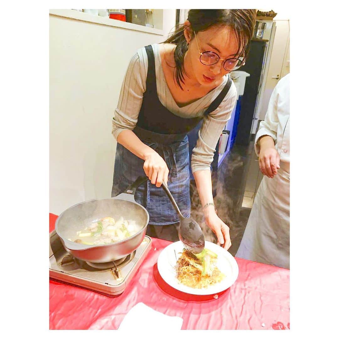 押切もえさんのインスタグラム写真 - (押切もえInstagram)「👩🏻‍🍳🔥 五十嵐美幸さん @igarashimiyuki_miyu のお料理教室へ！ 以前、安田美沙子ちゃんが開催してくれたお料理教室ですっかりファンになってしまった美幸先生から、家庭で美味しく作れる中華料理を伝授していただきました。 「五目あんかけ焼きそば」「ブロッコリーとカリフラワーのオリーブ炒め」「鶏ムネ肉とカブの柚子胡椒炒め」の三品。 インスタでもちょこちょこ載せている、主人も大好きな五目あんかけ焼きそば。 これまでいろんなシェフのレシピを見ながら作り続けていたのですが、やっぱりお店の味とは違うなぁ…と。 だけど、そんな悩みがこの日、解決。 野菜は大きめに切ってオイルコーティングをして、蒸すのは1分ほど…がポイント。火は通っているのに食感シャキシャキ、色もきれいに仕上がります。 さっそく晩ご飯で、旦那さんにも作りました。 参加したみんなが、その夜同じメニューを作っているのが楽しかった（笑） お料理もっともっと上手くなりたいなぁ〜♪ #料理 #料理教室　#cooking #中華　 #五十嵐美幸　 #美虎　#三品とも驚くほどすぐにできて美味しい #五目あんかけ焼きそば #旦那さんも喜んでくれました #今日は他の二品を作ります笑」11月6日 15時55分 - moe_oshikiri