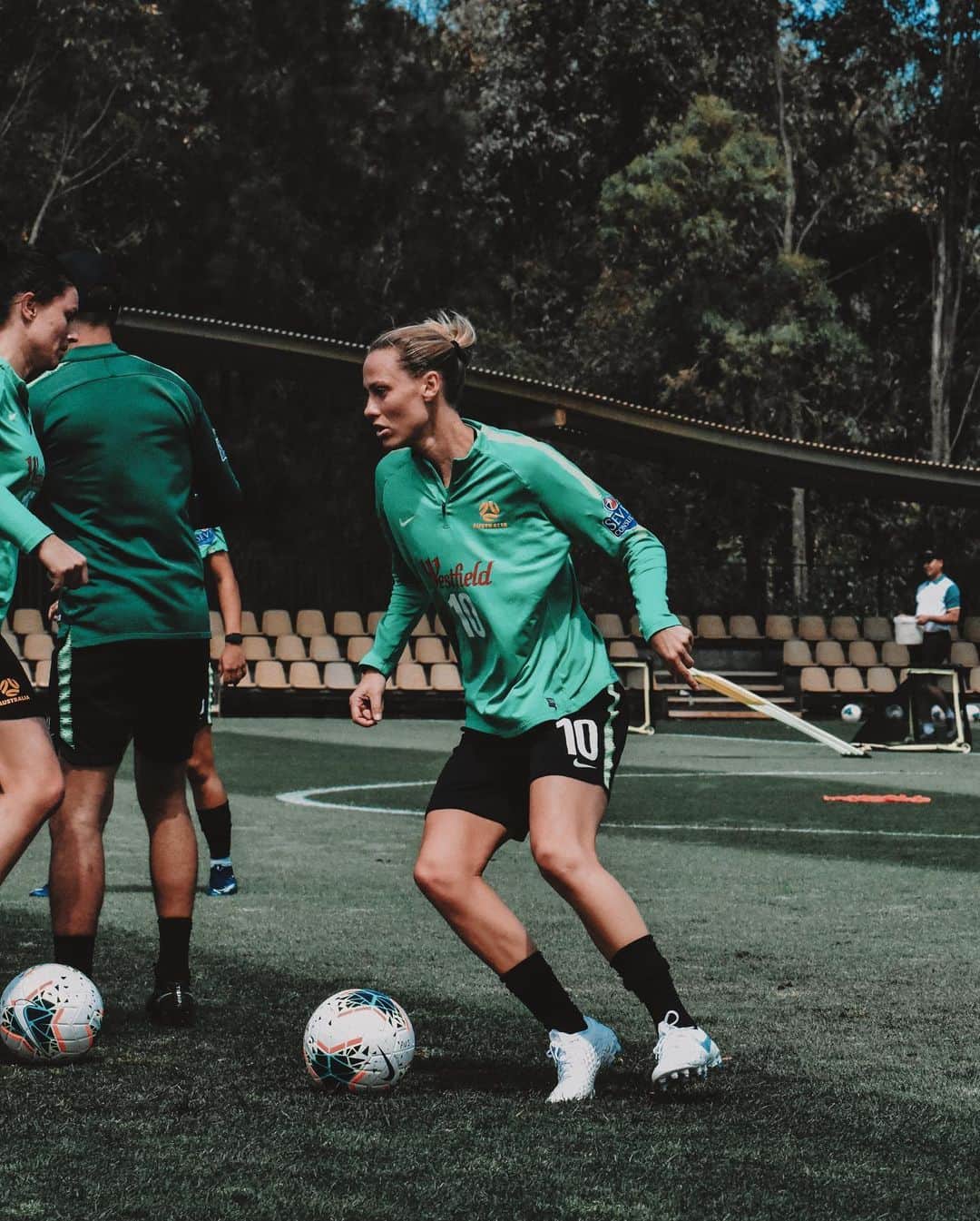 エミリー・バン エグモンドのインスタグラム：「Good to be back 😆⚽️」