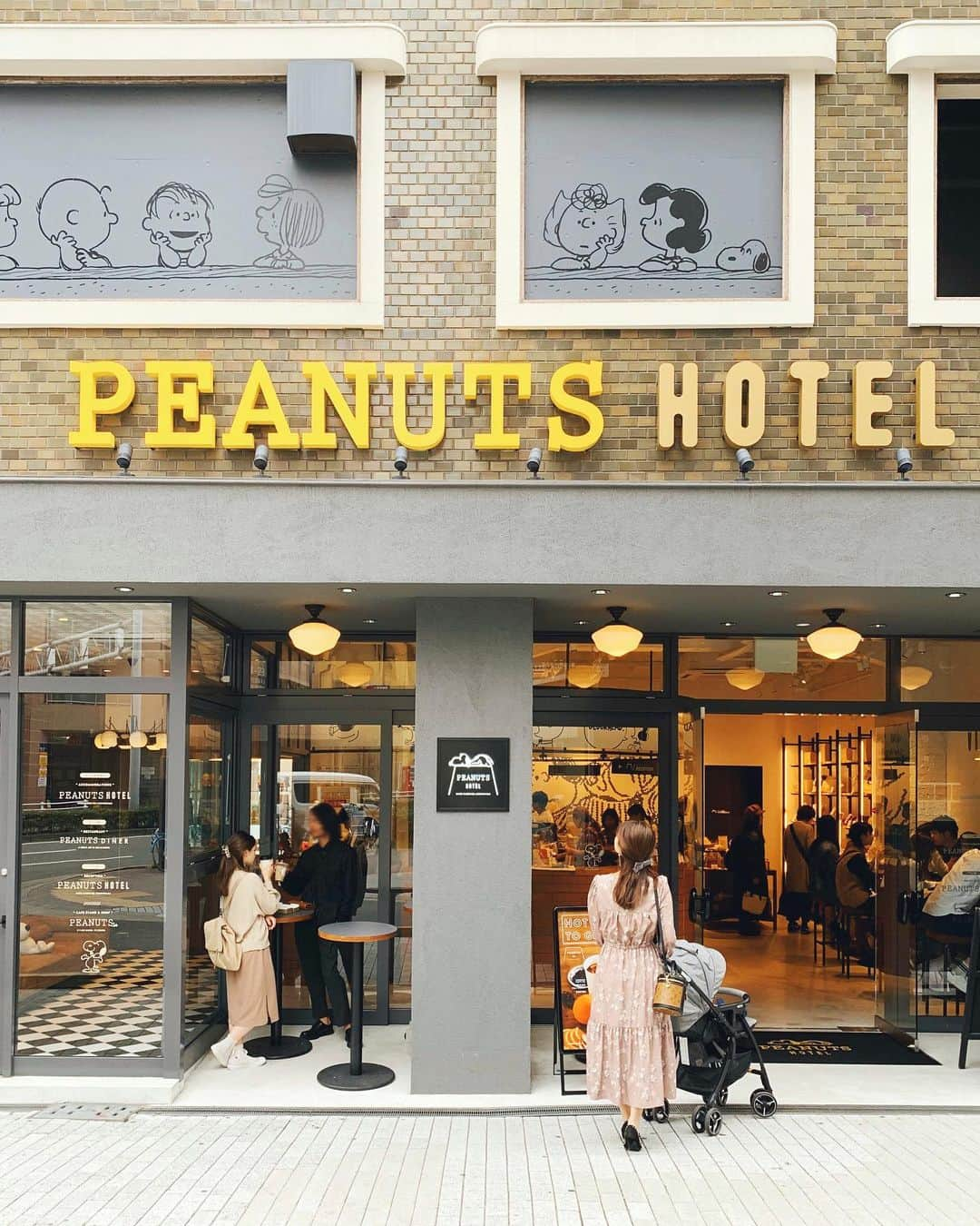 中田絵里奈さんのインスタグラム写真 - (中田絵里奈Instagram)「. カフェかと思ったらPEANUTS HOTEL🐶♡ . 1階はカフェスタンドになっていてスヌーピーグッズやピーナツバターも売ってました🥜♩可愛いスヌーピーのアメニティも売っていたのでホテルも気になるなぁ♡ . この日はベージュコーデ☺︎ 新作マキシにスエードジャケット♡ジャケットはコンパクトにまとめてもシワにならないので旅行にも便利でした✈️ (2枚目なんだかお腹が出て見えるけど空気です🤰笑) . . #ピーナツホテル #神戸ホテル #スヌーピー #peanutshotel #神戸カフェ #神戸大丸 #神戸旅行 #神戸観光 #神戸 #bd旅行 #kobe #関西旅行」11月6日 16時06分 - erinanakata