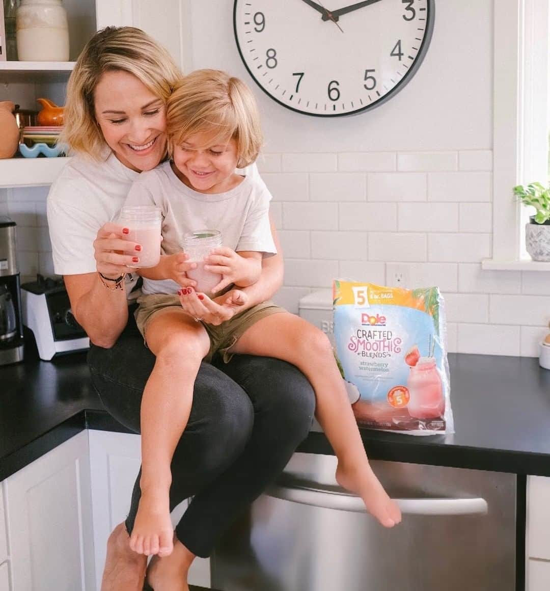 Dole Packaged Foods（ドール）のインスタグラム：「There's nothing like enjoying a refreshing afternoon smoothie with a loved one, and Dole Crafted Smoothie blends make it easy. Just ask @chrissyjpowers and her little one Zeke! 📸: @chrissyjpowers」