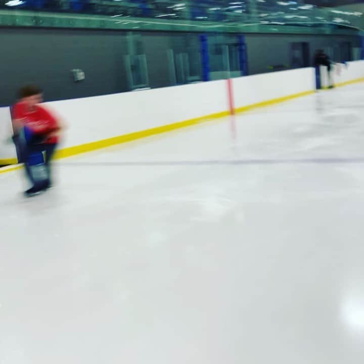 ヴォーン・チピアーのインスタグラム：「I did a thing yesterday. #figureskating #auraskates #stepsteel #34andstillkicking」