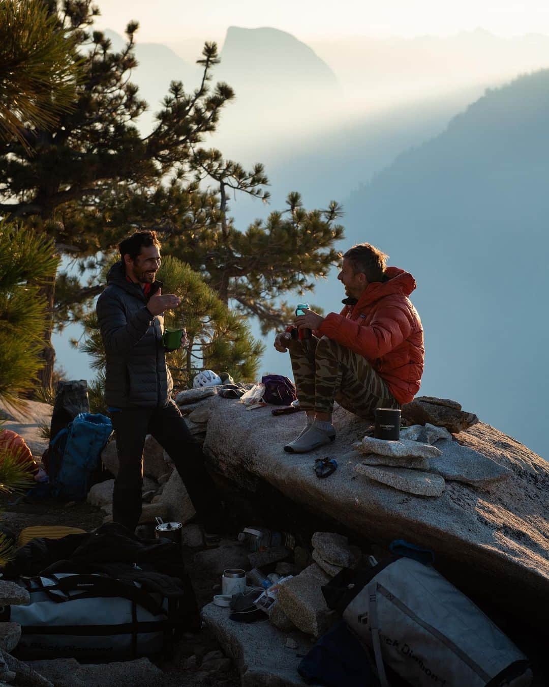 トミー・コールドウェルのインスタグラム：「For 15 years I was astonished that not more people free climbed on El Capitan. Well, now its pretty main stream and the climbing rangers are having to consider how to manage the influx. Overall I think El Cap is cleaner than it was 15 years ago.  People these days tend to be more respectful of the place and better about packing out their waste. In many ways, climbers have become defacto care takers of the park thanks to organizations like the Yosemite Climbers Association.  But more people means we need to continually be more thoughtful about our impact. The top of El Cap is in the spotlight for impact right now. So for those of you hoping to camp up there, here are some suggestions straight from the climbing rangers. 📸 @austin_siadak  Permit required for camping on top (exception for the night after climbing a wall). I'm hoping to add an East Ledges trailhead to our system but for now planned camping on top of El Cap will need a permit with Yosemite Falls, Rockslides, or Tamarack Flat trailheads--they can still hike up the East Ledges of course. (Permits are free by the way) Please refrain from having fires on top of El Cap (next year this will likely be a regulation.) There is hardly any wood up there that is dead and down, and it is needed to regenerate the soil. Label and date caches. Name and contact info. When you leave the park for the season it should all be gone. Climbers are getting special treatment here already, and caches left longer than 24 hours unattended are technically not allowed. We get it though and as long as you are actively working your route, and not leaving the park they are ok. Food storage: regulation is either in a bear canister or hung over the face. Of course all other LNT principles are relevant!」