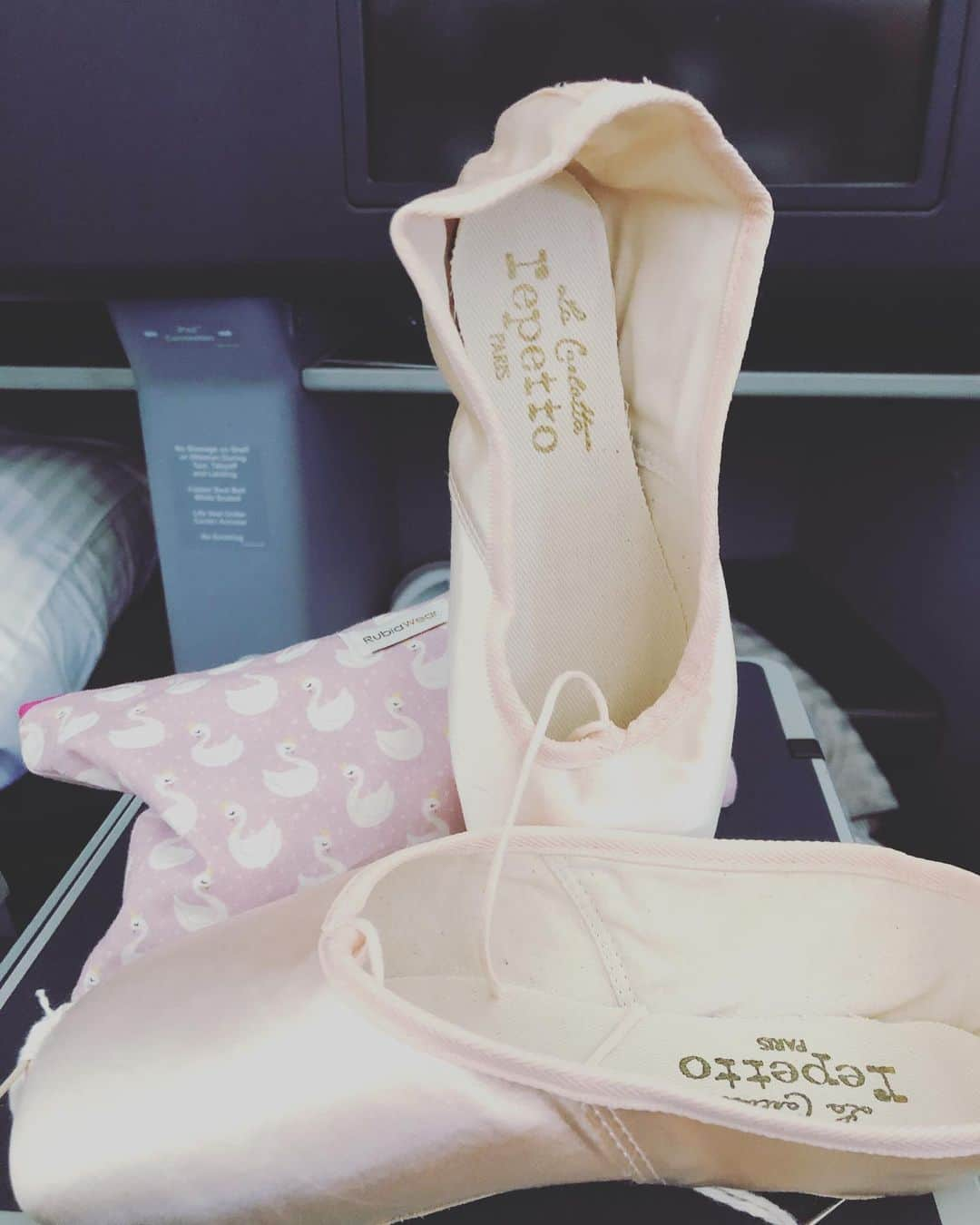 倉永美沙さんのインスタグラム写真 - (倉永美沙Instagram)「Inflight action @repettoparis ✈️ フライト中もいつもシューズを縫ってる　#ballet #ballerina ##ballet #ballerina #ballerinalife #happy #miracle #happiness #dance #art #幸せ #バレエ #バレリーナ #rehearsal #travellife #奇跡　#work #wroldtraveler #travellife #fly  #happy #miracle #happiness #dance #art #幸せ #バレエ #バレリーナ #rehearsal #travellife #work #fly #pointeshoe #wroldtraveler #travellife」11月6日 8時09分 - misakuranaga