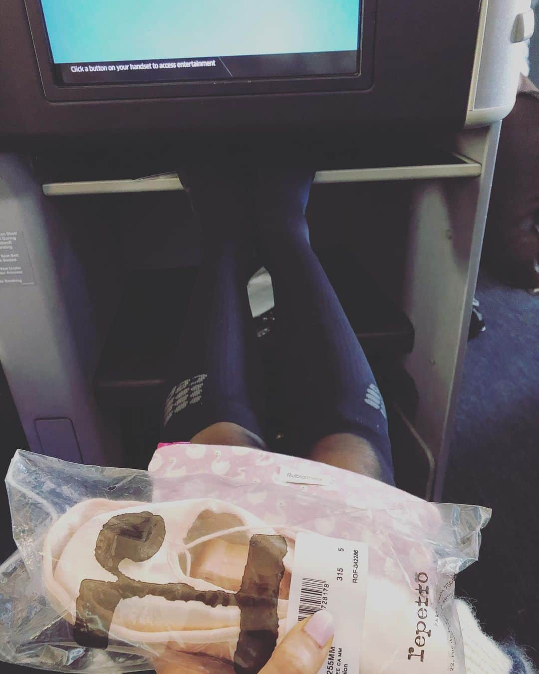 倉永美沙さんのインスタグラム写真 - (倉永美沙Instagram)「Inflight action @repettoparis ✈️ フライト中もいつもシューズを縫ってる　#ballet #ballerina ##ballet #ballerina #ballerinalife #happy #miracle #happiness #dance #art #幸せ #バレエ #バレリーナ #rehearsal #travellife #奇跡　#work #wroldtraveler #travellife #fly  #happy #miracle #happiness #dance #art #幸せ #バレエ #バレリーナ #rehearsal #travellife #work #fly #pointeshoe #wroldtraveler #travellife」11月6日 8時09分 - misakuranaga