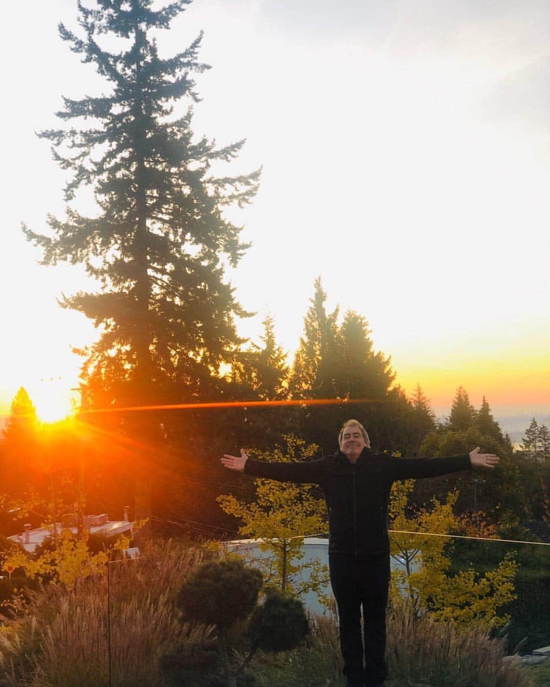 ケニー・オルテガさんのインスタグラム写真 - (ケニー・オルテガInstagram)「I am beyond excited to be Producing and Directing #julieandthephantoms  my 1st Series for Netflix here in beautiful Vancouver. Our Series is loaded with great stories, original music and awesome choreography. I can’t wait to introduce you all to our brilliant cast and the Magical World of JULIE AND THE PHANTOMS ❌👻」11月6日 8時07分 - kennyortegablog