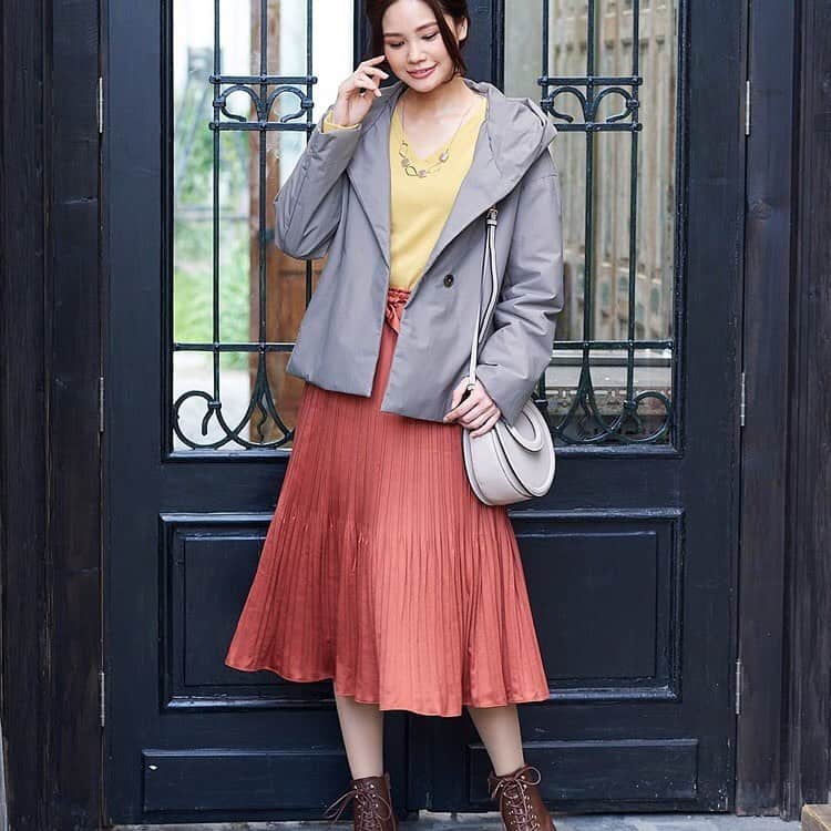 のインスタグラム：「いつの間にか秋！🙊🍂 お日様が有難い…！ . . . #repost @makeletlyon via @PhotoAroundApp  MAKELET LYON ﻿﻿新作﻿﻿ 軽やかなプリーツスカートは今年らしいテラコッタ。 ニットのイエローはインして ブラウンのショートダウンとブーツでコーディネート。  キャッシュウールプルオーバー　￥14000+tax 消しプリーツスカート￥14000＋tax タイプライターショートダウン　￥17000+tax  プロフィールのURLからMAKELET LYONのweb shopをぜひチェックしてください✨﻿﻿﻿﻿﻿﻿﻿﻿﻿﻿﻿﻿﻿ ﻿﻿﻿﻿﻿﻿﻿﻿﻿﻿﻿﻿﻿﻿﻿﻿ プロフィール﻿﻿﻿﻿﻿﻿﻿﻿﻿﻿﻿⇒﻿﻿﻿﻿﻿﻿﻿﻿﻿﻿﻿@MAKELETLYON﻿﻿﻿﻿﻿﻿﻿﻿﻿﻿﻿﻿﻿﻿﻿﻿ ﻿﻿﻿﻿ #makeletlyon﻿﻿﻿﻿﻿﻿﻿﻿﻿ #メイクレットリヨン﻿﻿﻿﻿﻿﻿﻿﻿﻿ ﻿﻿﻿#2019AW﻿﻿﻿﻿﻿﻿ #2019秋﻿﻿ #2019冬﻿﻿ #AW19﻿﻿ ﻿﻿﻿﻿#2019秋冬コレクション﻿﻿ ﻿﻿#オフィスコーデ﻿﻿ #きれいめカジュアル﻿ ﻿﻿﻿#オトナカジュアル﻿﻿ ﻿﻿﻿﻿#大人カジュアル﻿﻿﻿﻿﻿﻿ #ootd﻿﻿﻿#outfit ﻿﻿﻿﻿﻿﻿ #おしゃれさんと繋がりたい﻿﻿﻿﻿﻿﻿ #通勤スタイル﻿﻿ ﻿#大人かわいい﻿﻿ #ダウンコート #プリーツスカート ﻿#makeletlyonatl」