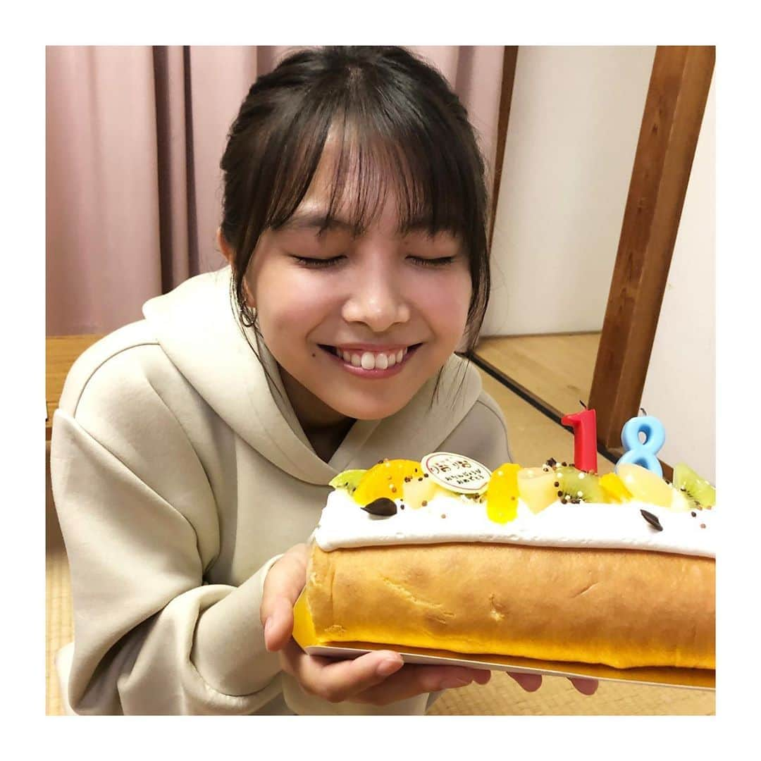 寺本莉緒さんのインスタグラム写真 - (寺本莉緒Instagram)「18歳になりました☺︎ . . いつも応援して下さる皆様、支えて下さるスタッフの方々、家族に、恩返しができるように🥰 これからも頑張ります♡ .」11月6日 8時07分 - lespros_rio