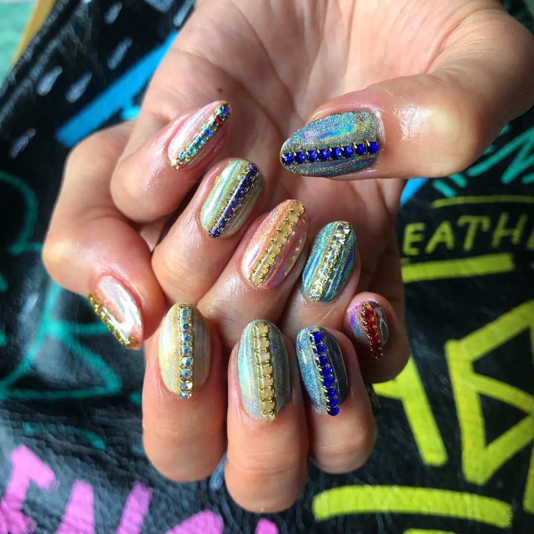 DJ JUICYのインスタグラム：「一本ずつカラーを変えてオーロラネイル💅💙 派手好きは、いくつになっても変われない...😅 ネイルサロン💅Sarita Tommy Land💅 完全プライベートサロン　 ワンカラー¥4,000- デザイン自由¥7,000- @nailsalon_sarita_tommy_land  映画見ながらやってもらえるのが！ やっぱりイイ🎦🙋🏻‍♀️💓✨ #ネイル #オーロラネイル #渋谷 #juicy#juicynail#nailsofinstagram#naildesign#balenciaga」