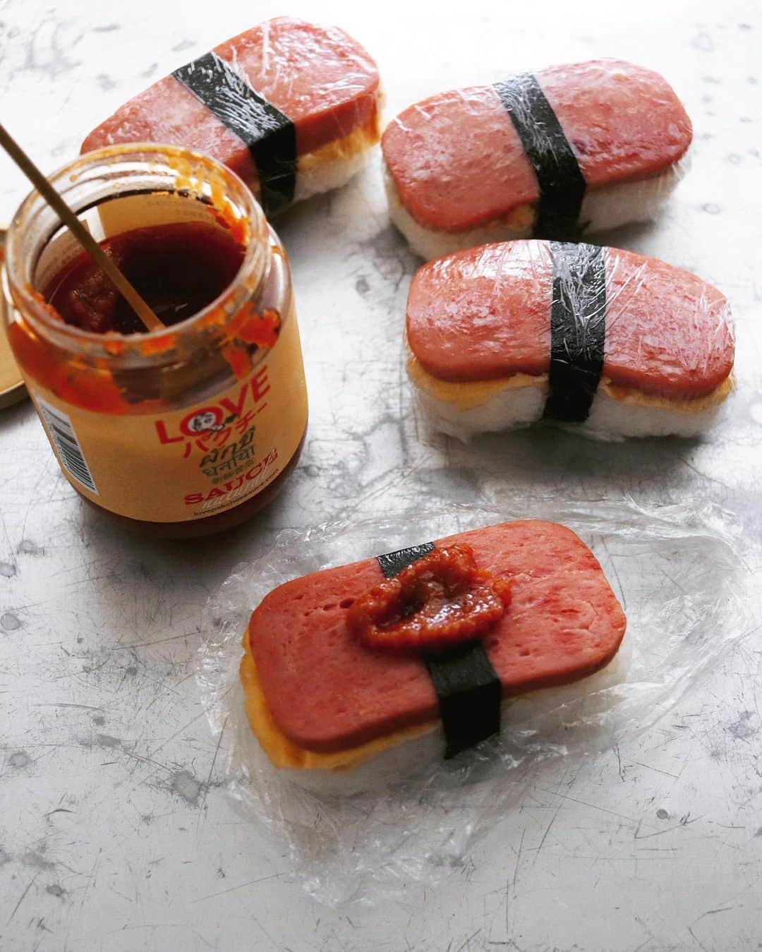 のインスタグラム：「Tulip Musubi . 朝ごはんに大好きな ポークエッグむすび。 炊きたて新米ご飯に、 チューリップ、玉子、 少しラブパク塗って。 . 何回もリピってます。 美味しいから試して！ 👉@lovepakcheesauce . . #ポークたまご #ランチョンミート #ラブパク #tulipポークランチョンミート #luncheonmeat #onigiriaction」