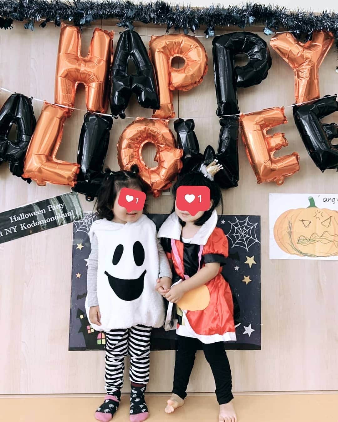 のインスタグラム：「. 娘のスクールにてハロウィーンイベント🎃 娘はゴーストになりました👧 去年もこの二人の写真を撮ったんですが、二人とも成長していて なんか、感動です！ 大きくなってる～✨✨ 終わったあとは皆で回転寿司🍣 賑やかな食事になりました😂 . #HALLOWEEN　#ハロウィーン　#ゴースト　#回転寿司　#娘　#school」