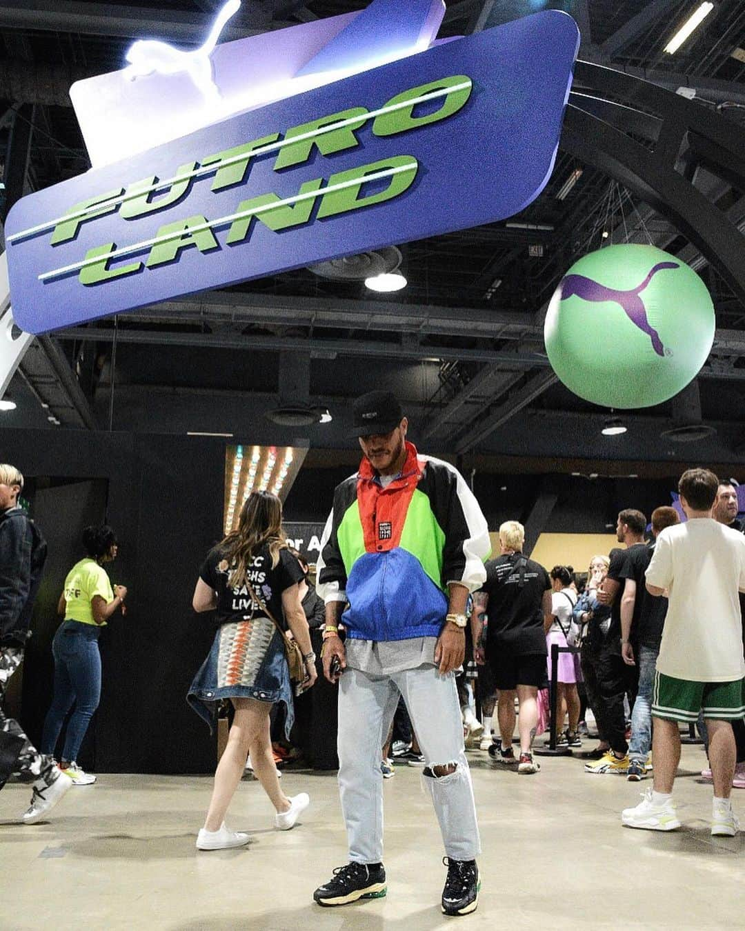 ジョナタン・ドス・サントスさんのインスタグラム写真 - (ジョナタン・ドス・サントスInstagram)「🚀 complexCON @puma El futuro ya está aquí con el nuevo lanzamiento en calzado, los nuevo Puma Rider.」11月6日 8時46分 - jona2santos