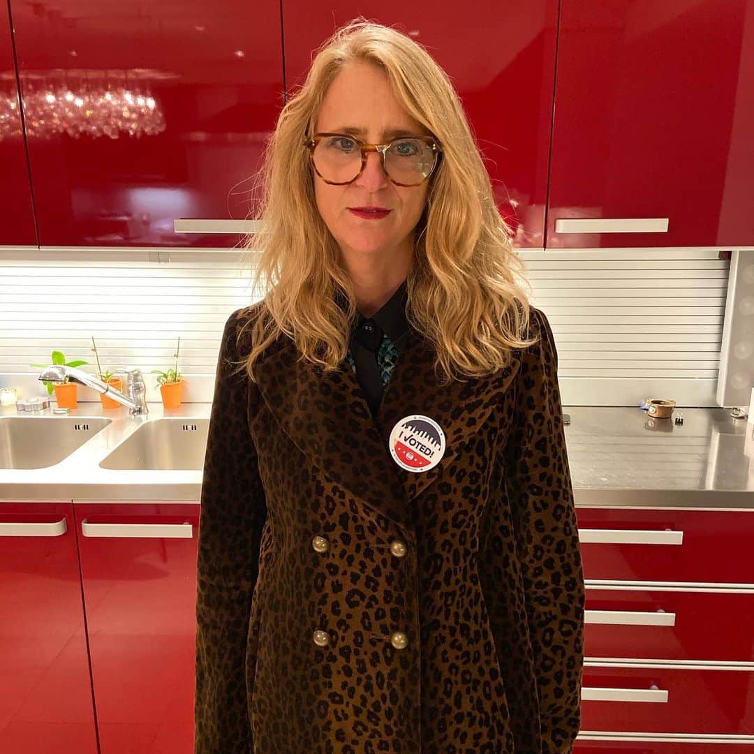 ナネットレポーのインスタグラム：「Get out and vote! You have until 9:00pm #vote」