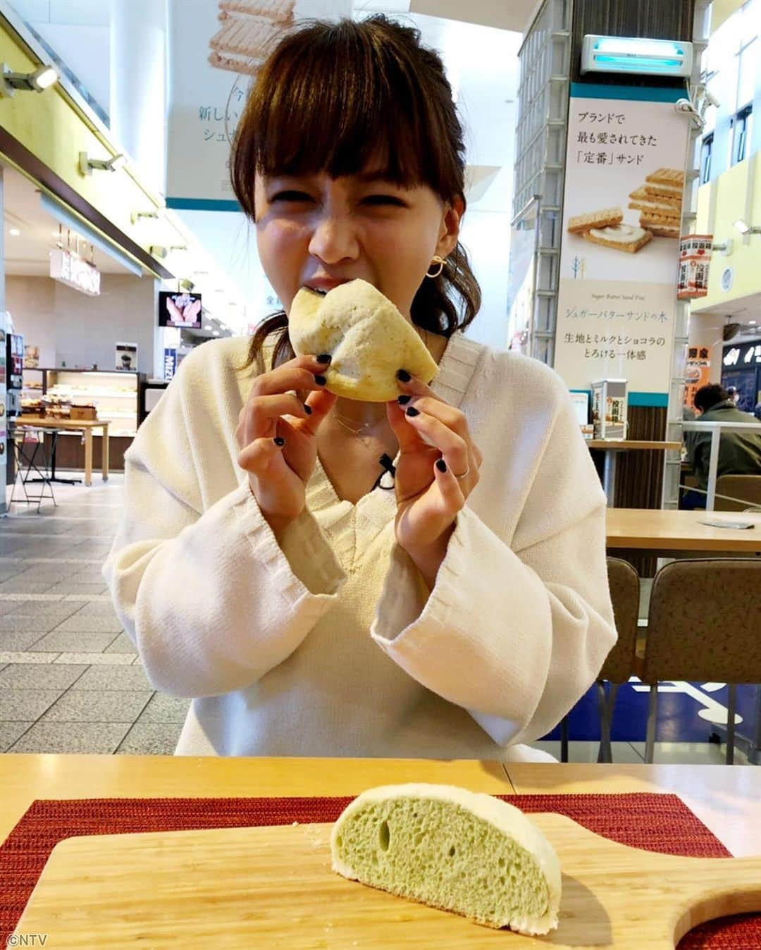 ZIP!さんのインスタグラム写真 - (ZIP!Instagram)「🥇世界一売れた🍈メロンパンを焼きたてで💕 JOYさんと同じくらいパンが大好き❗️わたなべ麻衣ちゃんがパクパク😋 . #まいあさ生中継 #NOWニッポン #神奈川 #海老名サービスエリア #メロンパン #ギネス世界記録 認定 . #わたなべ麻衣 #ZIP!」11月6日 8時55分 - ntvzip