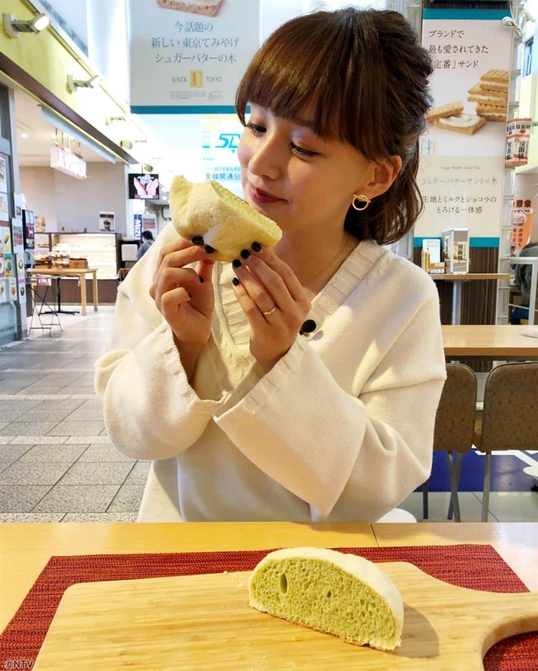 ZIP!さんのインスタグラム写真 - (ZIP!Instagram)「🥇世界一売れた🍈メロンパンを焼きたてで💕 JOYさんと同じくらいパンが大好き❗️わたなべ麻衣ちゃんがパクパク😋 . #まいあさ生中継 #NOWニッポン #神奈川 #海老名サービスエリア #メロンパン #ギネス世界記録 認定 . #わたなべ麻衣 #ZIP!」11月6日 8時55分 - ntvzip