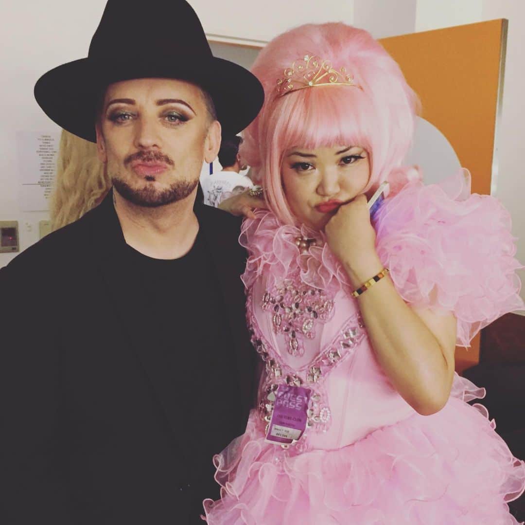 ジュン中山さんのインスタグラム写真 - (ジュン中山Instagram)「#repost from @boygeorgeofficial  @junnakayama in NY! How perfectly pink! #Pink #Japan  久々に再会できてよかった！ 2016年東京以来３年ぶり　#boygeorge #cultureclub #legends #icon #nyc2019 #tokyo2016 #cultureclubtour2016tokyo」11月6日 8時59分 - junnakayama