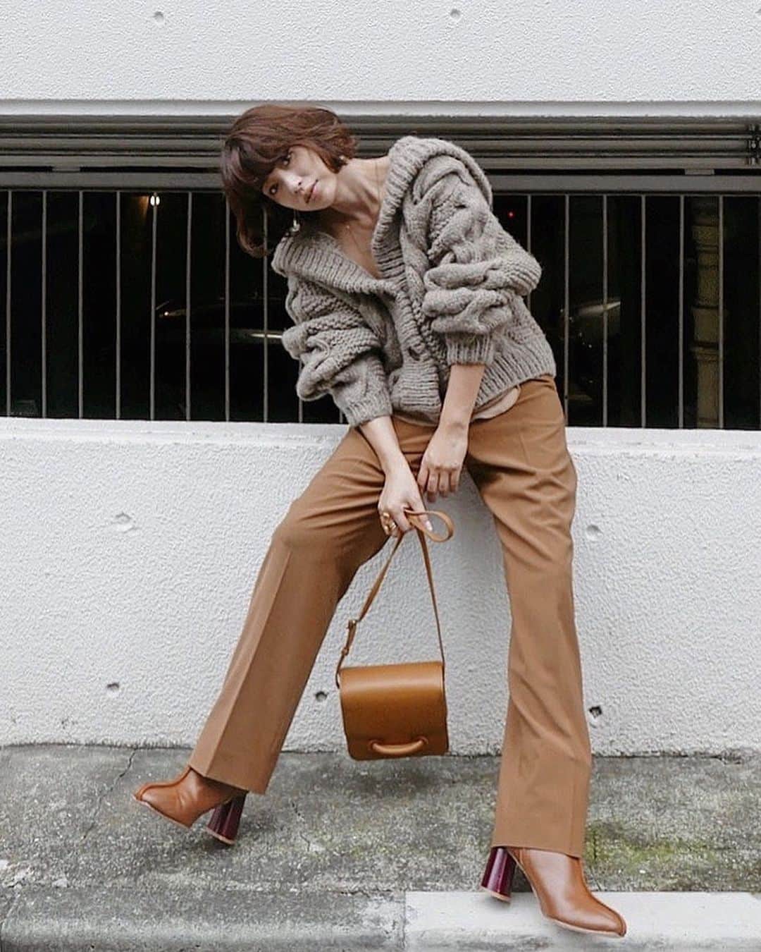 JUNNAのインスタグラム：「🐻今年も可愛いニットをいっぱい作ったな〜🧶 今は来年の冬もの作りが始まってまた、 新たな気持ちで　#エトレニット　わくわく... ・ ・ top/#ローゲージケーブルフードカーディガン 発売終了 bottom/ #ストレッチワイドパンツ  発売中 bag/ #vasic @vasic_newyork @vasic_japan ring/ #charlottechesnaisjewelry  pierce/ #LOEWE boots/ #センターシームショートブーツ  ご予約終了  #only #etretokyo #2019etreAW  #junna👠」