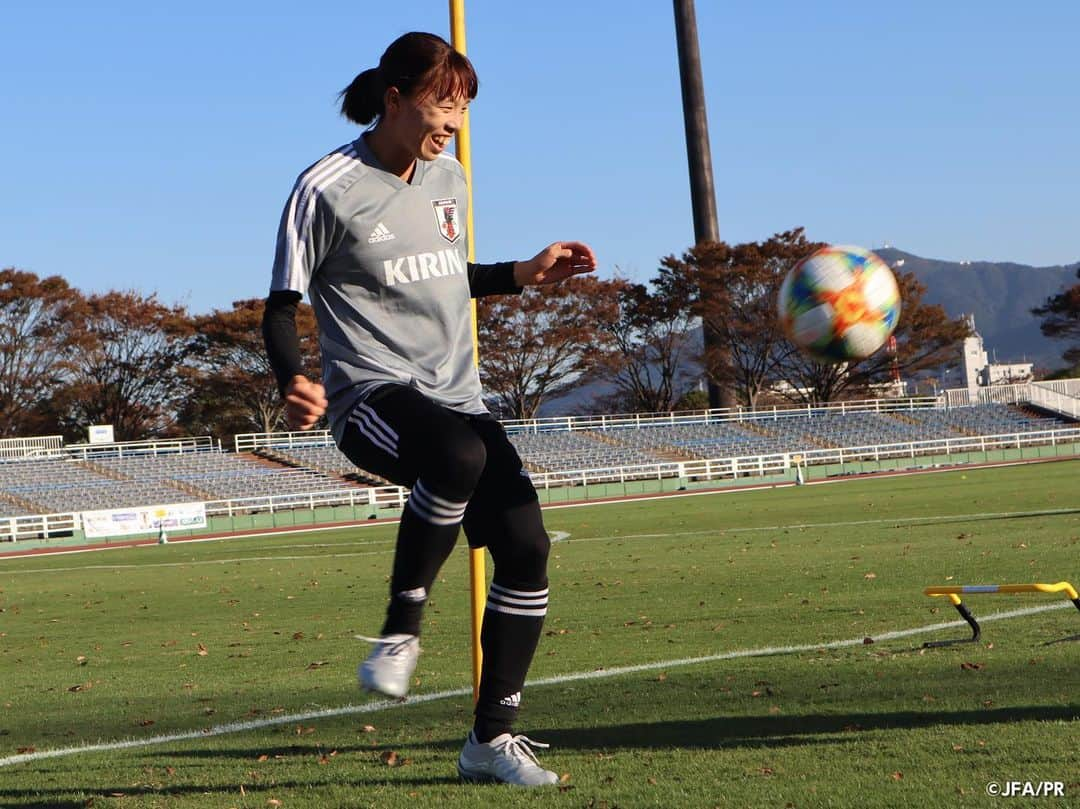 日本サッカー協会さんのインスタグラム写真 - (日本サッカー協会Instagram)「📸北九州市出身の#杉田妃和 選手。生まれ育った北九州での代表合宿に、地元メディアの方から「おかえりなさい」と声をかけられ笑顔で応じていました😊 ・ #nadeshiko #なでしこジャパン #女子サッカー --------------------- MS&ADカップ2019 なでしこジャパン🇯🇵vs🇿🇦南アフリカ女子代表 📅2019/11/10(日) 12:45KO予定 📍北九州スタジアム 🎫チケット発売中！ ・ 💁‍♀️大会・チケット情報はJFA.jpへ！」11月6日 9時28分 - japanfootballassociation