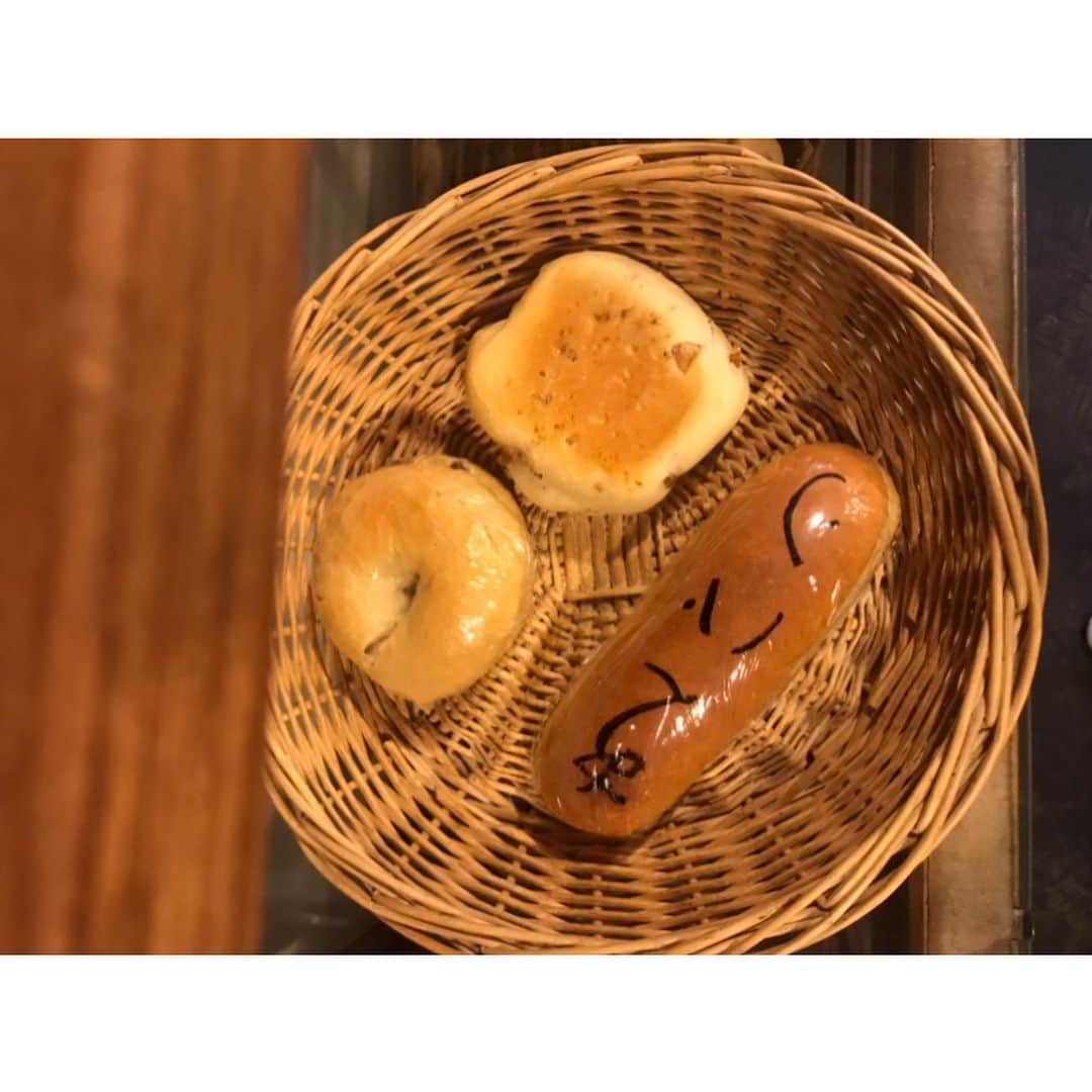 鎮西寿々歌さんのインスタグラム写真 - (鎮西寿々歌Instagram)「#翠玉堂 というパン屋さんを見つけ、かわいい暖簾に吸い込まれるようにして店内へ。値札がついていないパンが並んでいて、あたふたしていたら店員さんがチラシを。自由でゆーったりしたパン屋さんでした🥖何よりパンがむっちりしてて美味しかった〜」11月6日 9時25分 - tarasuzuka24