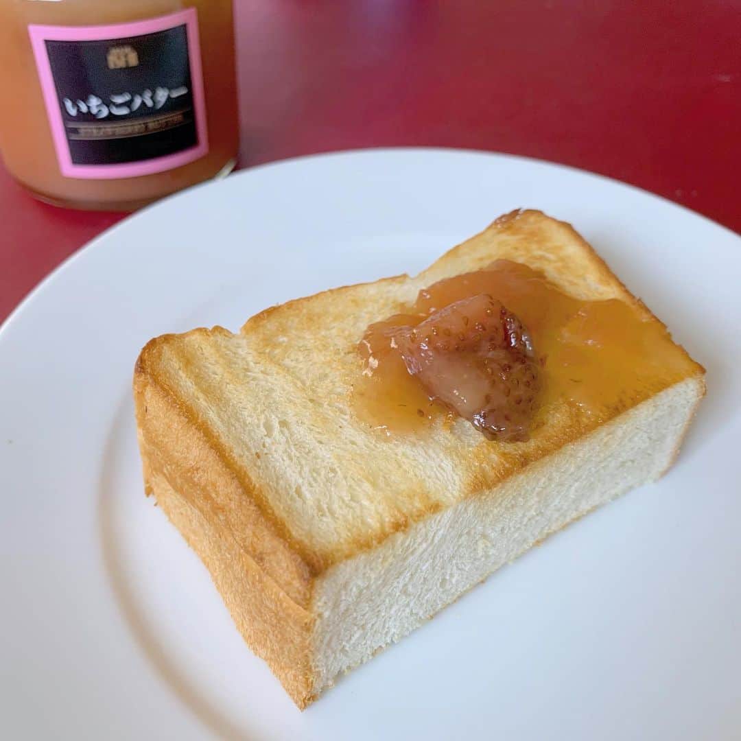 のインスタグラム：「. 大好きなパン 前にevery.のロケで食パン工場に行ってから食パンにハマり、いろんなお店の食パンを試してます。 みなさんのおすすめあったらぜひ教えてください🍞 . これはちなみに乃がみの食パンと成城石井のいちごバター🍓 トーストも好きだけど、買ってすぐはそのままふわふわ、もちもち、しっとりを楽しみます😌 . #食パン#乃がみ#いちごバター#成城石井#食パン専門店#食パン好き#パン活#パンのある暮らし#🍞」
