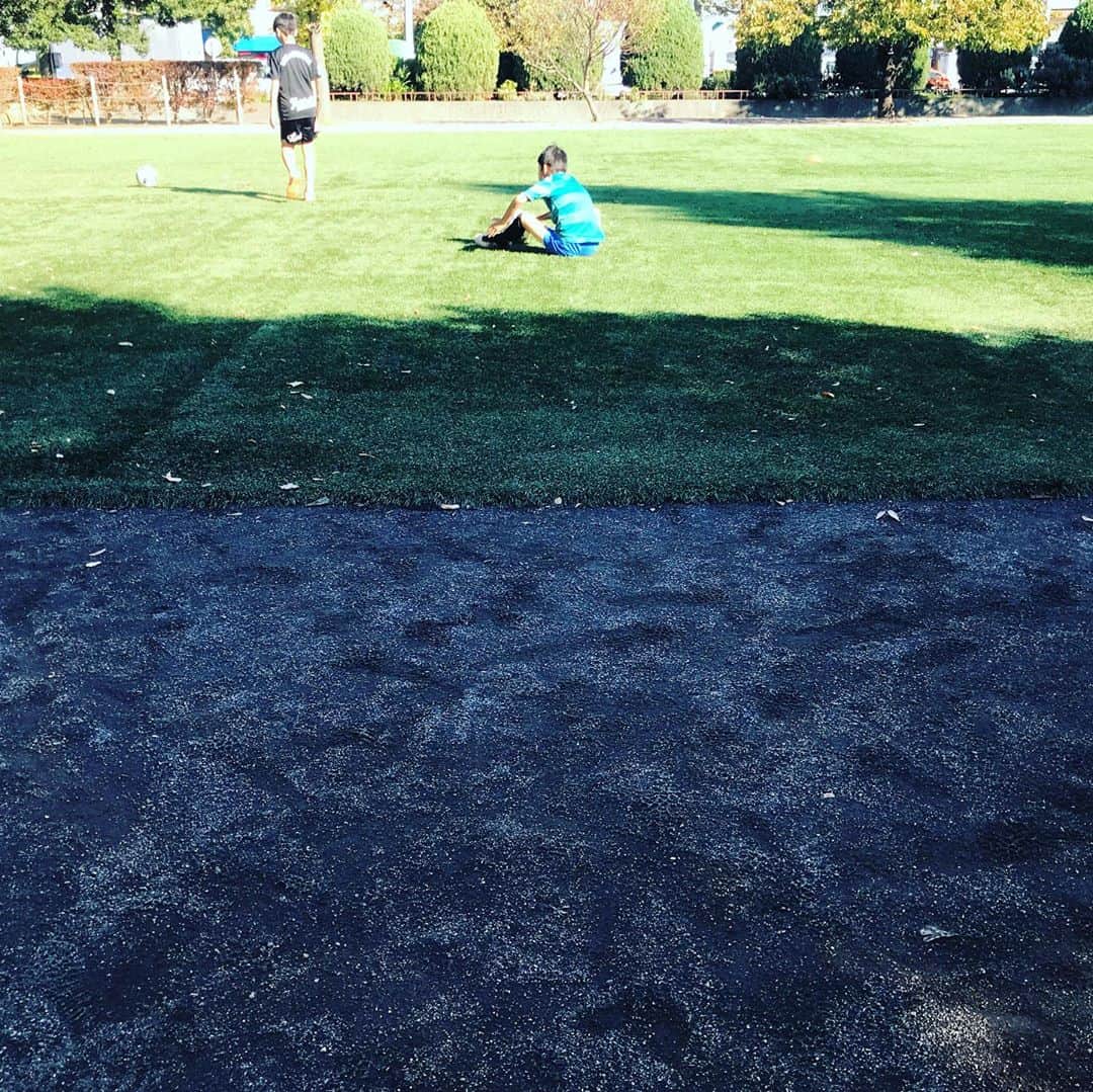 吉岡美穂さんのインスタグラム写真 - (吉岡美穂Instagram)「今日も学校がお休みなので朝から公園へ、、 どうしても長男に敵わない次男。。。 全身で悔しさを表現するけれど、手加減はしない長男😢  芝生に寝転がり叫ぶ！！！！！ 男子の喧嘩って激しいですね、、、😑 #公園でサッカー #兄弟喧嘩 #兄には敵わない」11月6日 9時27分 - miho_yoshioka_18