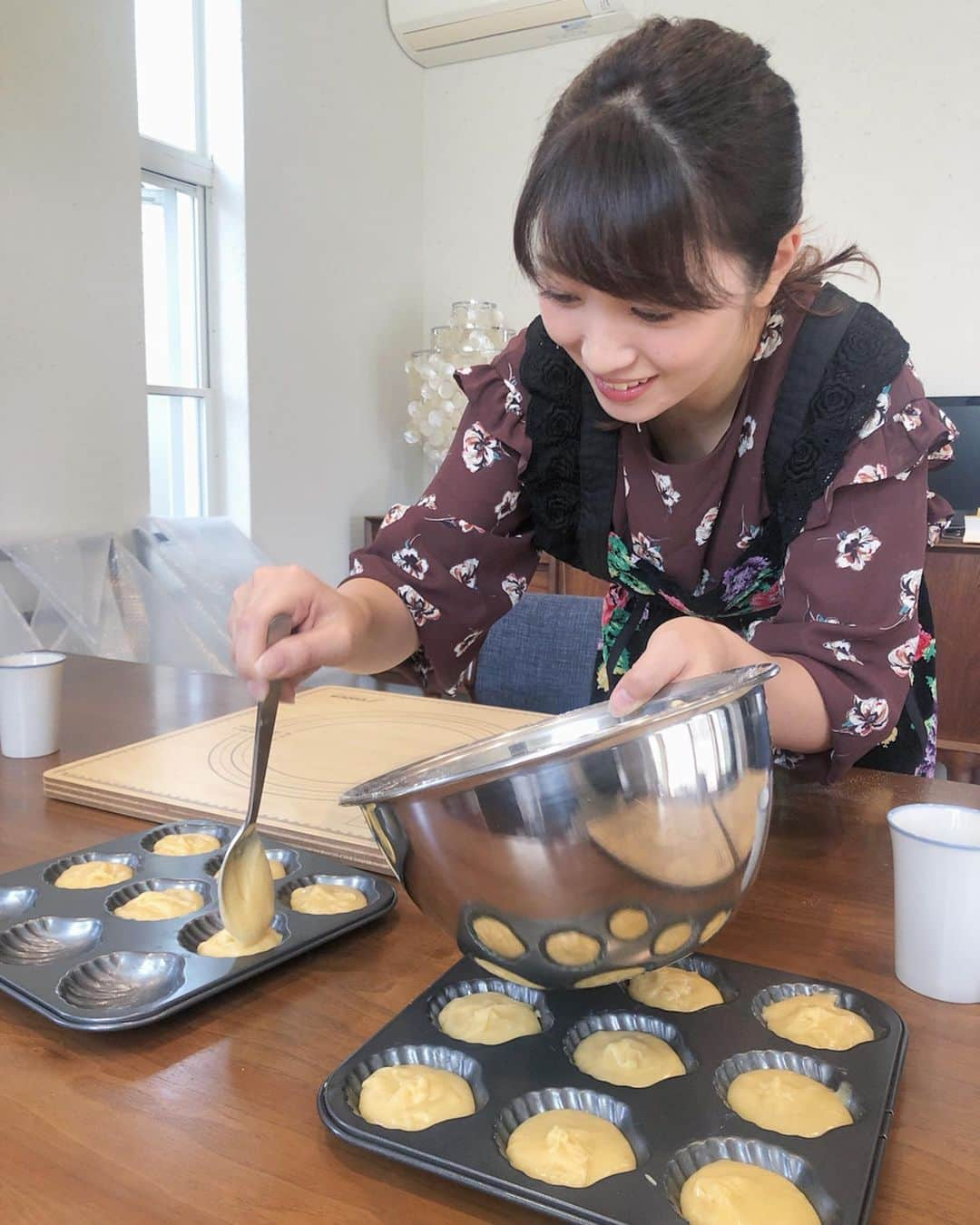 小山愛理さんのインスタグラム写真 - (小山愛理Instagram)「. こちらは、先日友人のお母さんにパン作りを教えてもらいました🥐 カレー風味の生地にベーコン、マヨネーズをトッピングしたもの、そしてクリームチーズとハチミツを入れたパンに、マドレーヌ、あと写真にはありませんが食パンを焼きました🍞 . 食べるのはもちろんだけど、焼きたてのパンの匂いに包まれて幸せな空間でした☺️ . #パン作り#てごねパン#手作りパン#朝ごパン#パン活#パン好き#パンのある暮らし」11月6日 9時33分 - koyama_airi