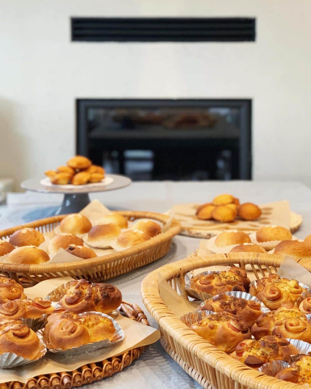 のインスタグラム：「. こちらは、先日友人のお母さんにパン作りを教えてもらいました🥐 カレー風味の生地にベーコン、マヨネーズをトッピングしたもの、そしてクリームチーズとハチミツを入れたパンに、マドレーヌ、あと写真にはありませんが食パンを焼きました🍞 . 食べるのはもちろんだけど、焼きたてのパンの匂いに包まれて幸せな空間でした☺️ . #パン作り#てごねパン#手作りパン#朝ごパン#パン活#パン好き#パンのある暮らし」