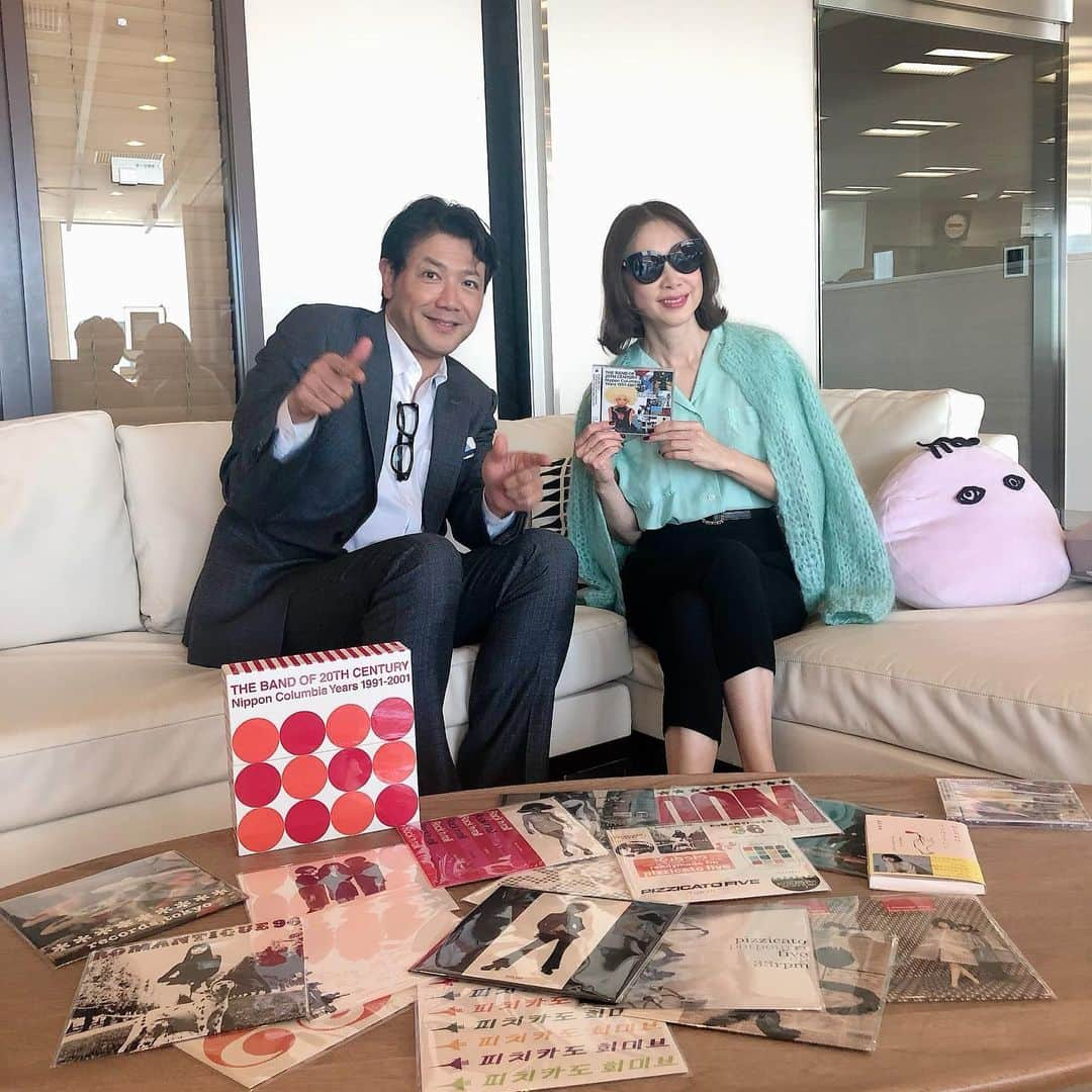 野宮真貴さんのインスタグラム写真 - (野宮真貴Instagram)「朝にピッタリの「イッツ・ア・ビューティフル・デイ」を、今日はアナログ盤でかけてもらいました！音が全然違う！聴いてみて！﻿ ﻿ そして別所さんは、朝から爽やかでした〜﻿ お聴き逃しの方は、radikoでどうぞー♪﻿ ﻿ #朝の一曲 ‪#jwave #morning insight #別所哲也 ‬#pizzicatofive #ピチカートファイヴ #THEBANDOF20THCENTURYNipponColumbiaYears19912001 #アナログ7インチBOX #11月3日#CDは本日11月6日発売 #全世界配信もスタート #野宮真貴 #missmakinomiya﻿」11月6日 9時39分 - missmakinomiya