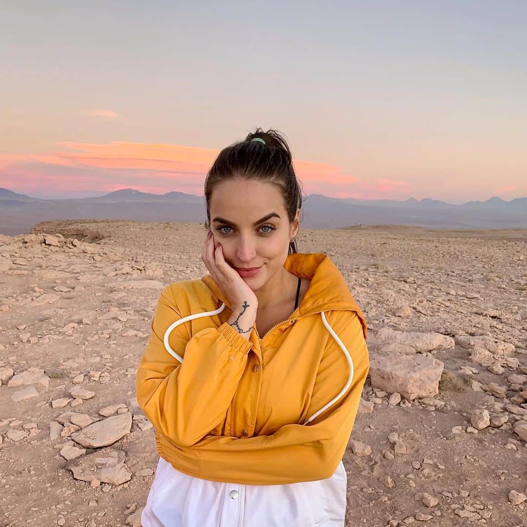 Bruna Unzuetaのインスタグラム：「Golden hour 💛☀️」